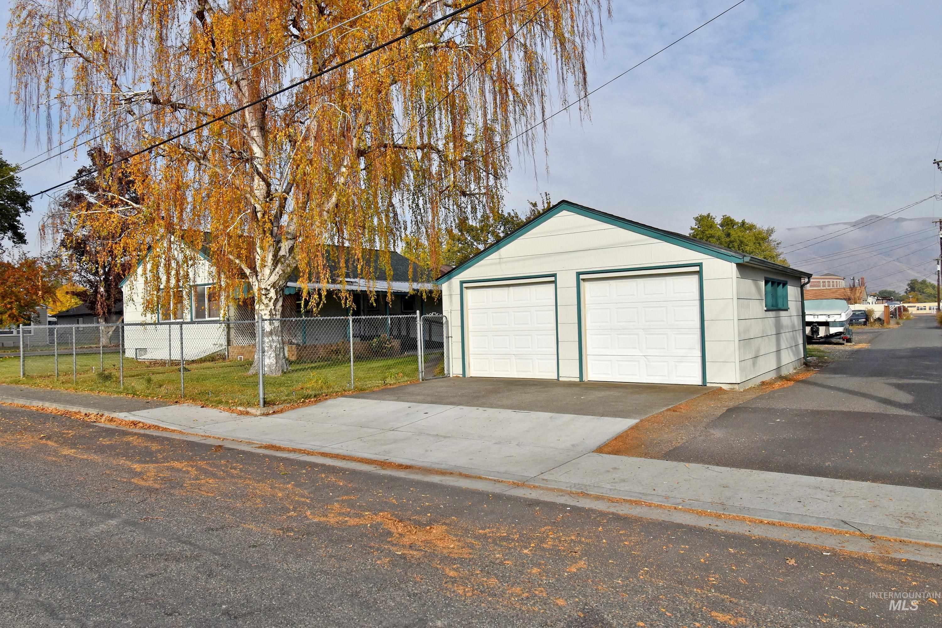 1147 5th Street, Clarkston, Washington 99403, 5 Bedrooms, 2 Bathrooms, Residential For Sale, Price $335,000, 98966360