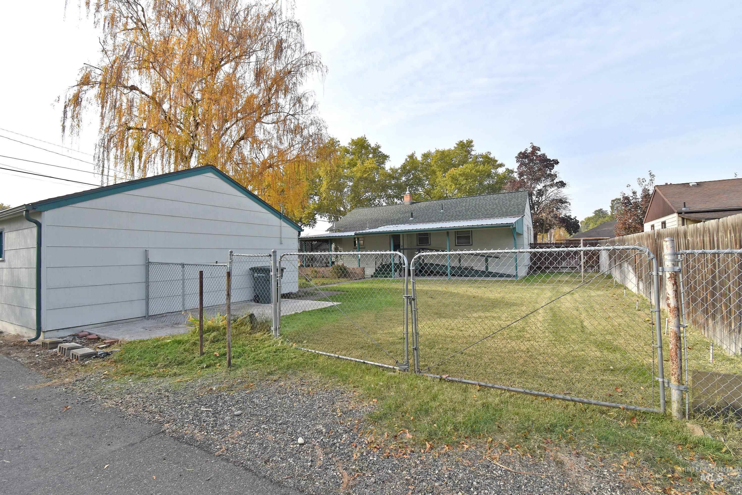 1147 5th Street, Clarkston, Washington 99403, 5 Bedrooms, 2 Bathrooms, Residential For Sale, Price $335,000, 98966360