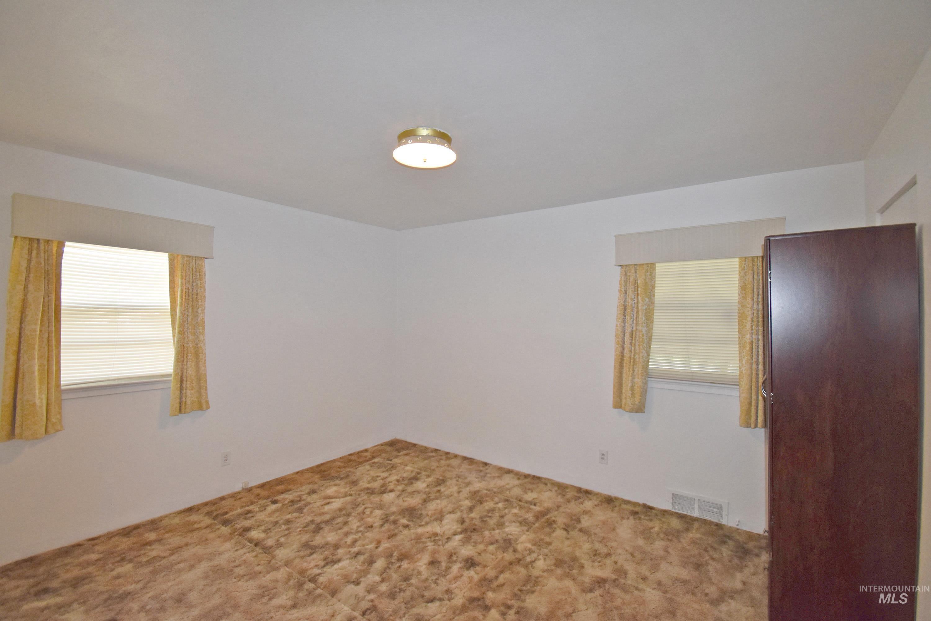 1147 5th Street, Clarkston, Washington 99403, 5 Bedrooms, 2 Bathrooms, Residential For Sale, Price $335,000, 98966360