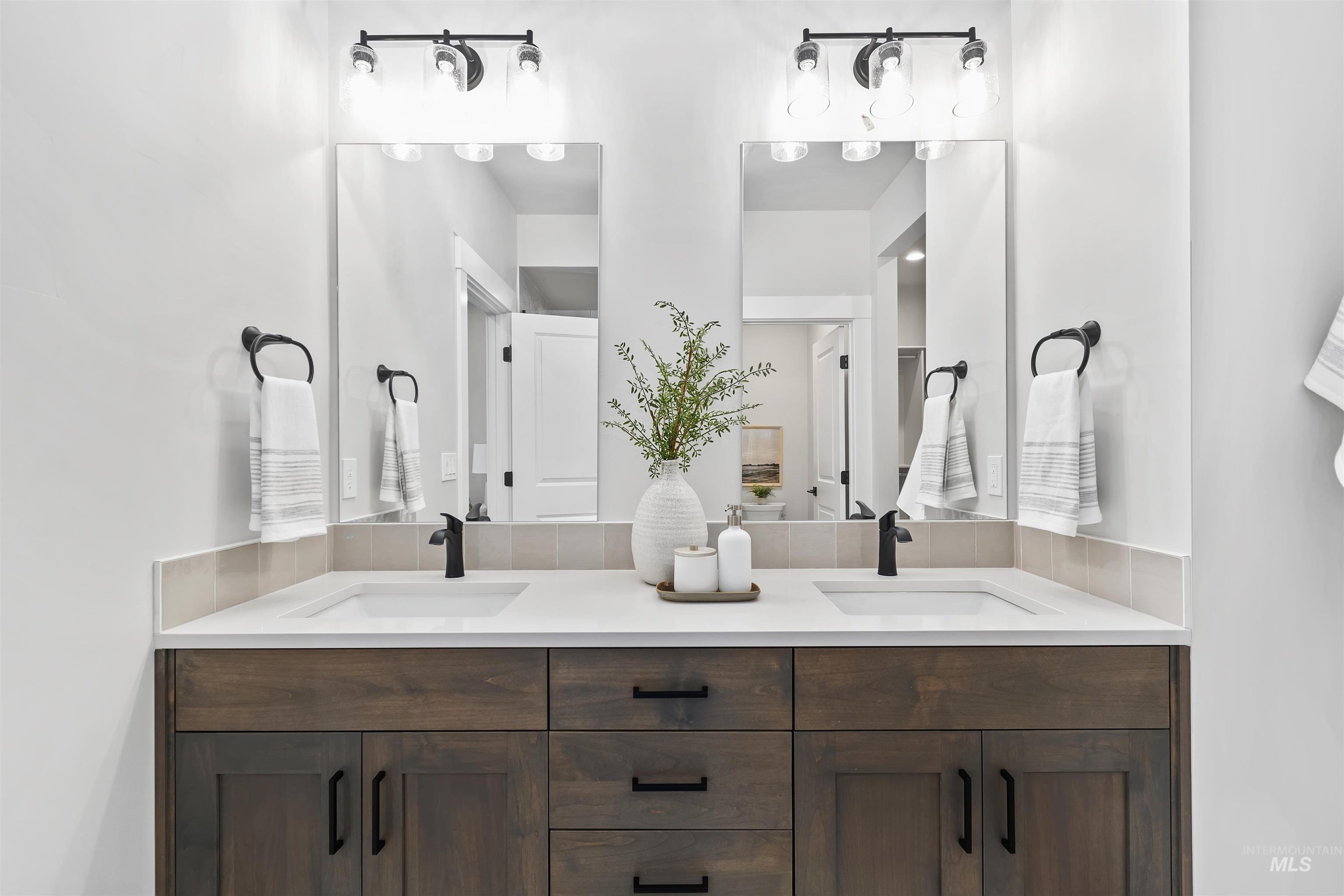 11260 W Tara Iti Ln., Kuna, Idaho 83646, 3 Bedrooms, 2 Bathrooms, Residential For Sale, Price $459,880,MLS 98966387