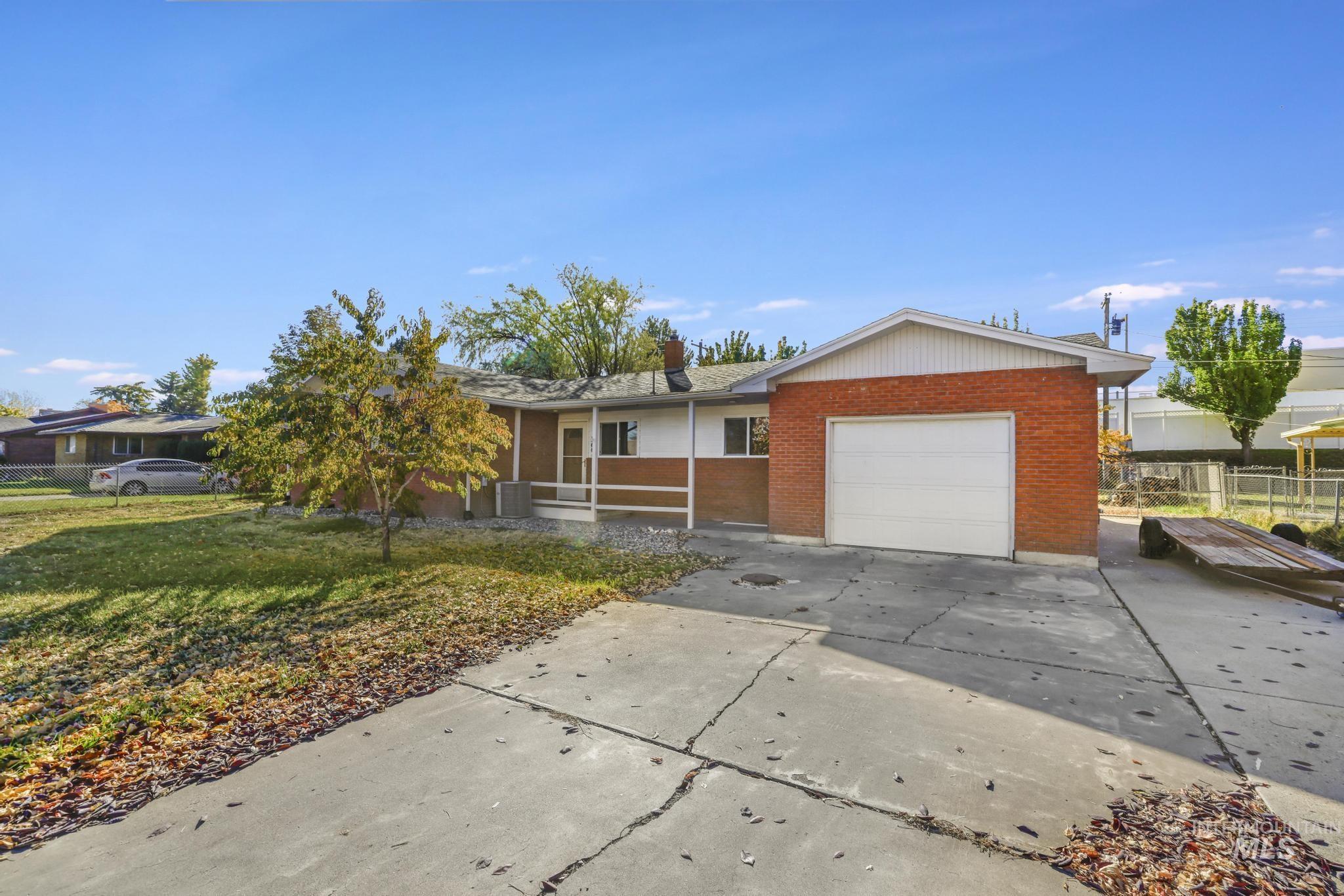 1360 Lawndale Dr, Twin Falls, Idaho 83301, 6 Bedrooms, 2 Bathrooms, Residential For Sale, Price $374,900,MLS 98966426