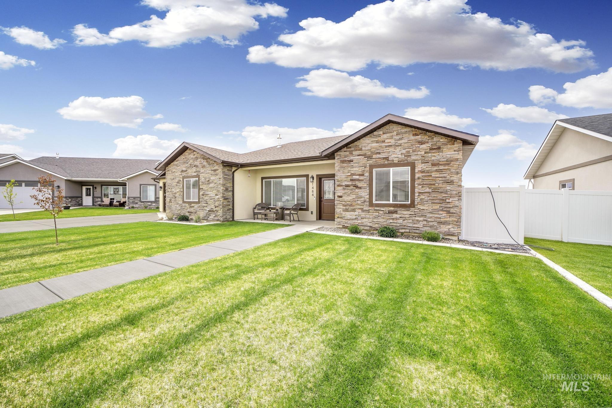 284 Sandi Road, Twin Falls, Idaho 83301, 3 Bedrooms, 2 Bathrooms, Residential For Sale, Price $439,900, 98966559