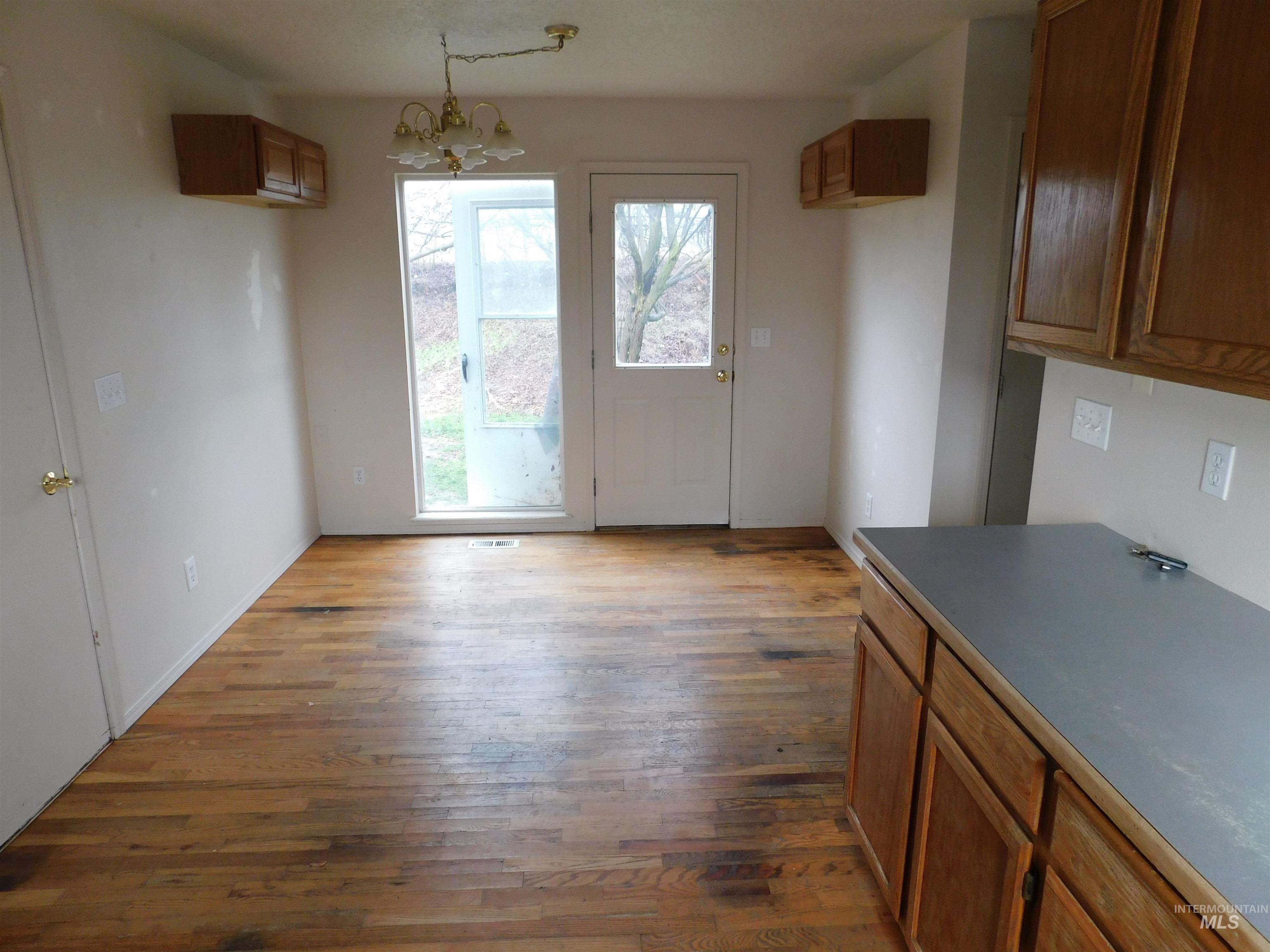 112 W Barbara Drive, Middleton, Idaho 83644, 3 Bedrooms, 2 Bathrooms, Residential For Sale, Price $305,000,MLS 98966574