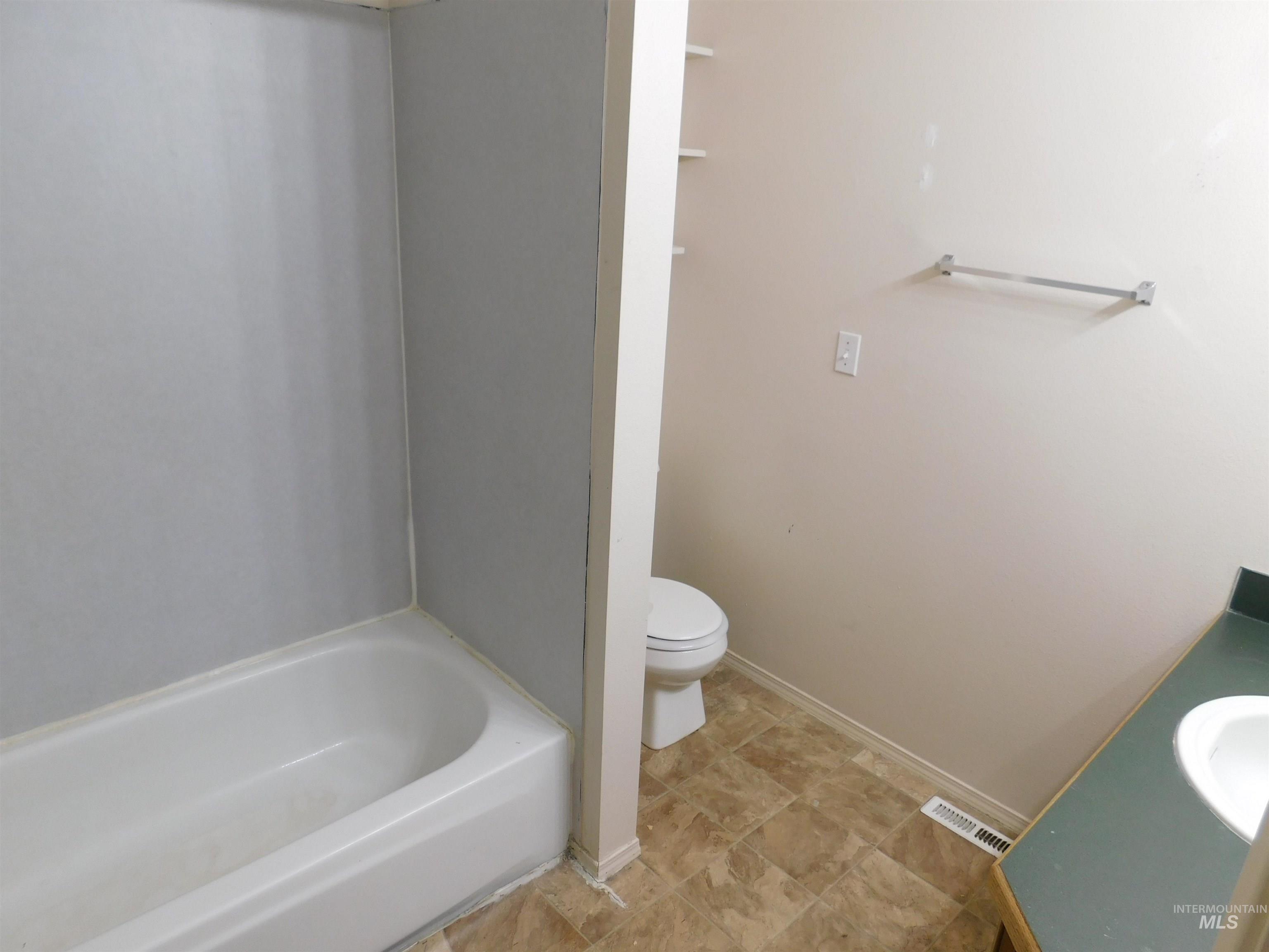 112 W Barbara Drive, Middleton, Idaho 83644, 3 Bedrooms, 2 Bathrooms, Residential For Sale, Price $305,000,MLS 98966574