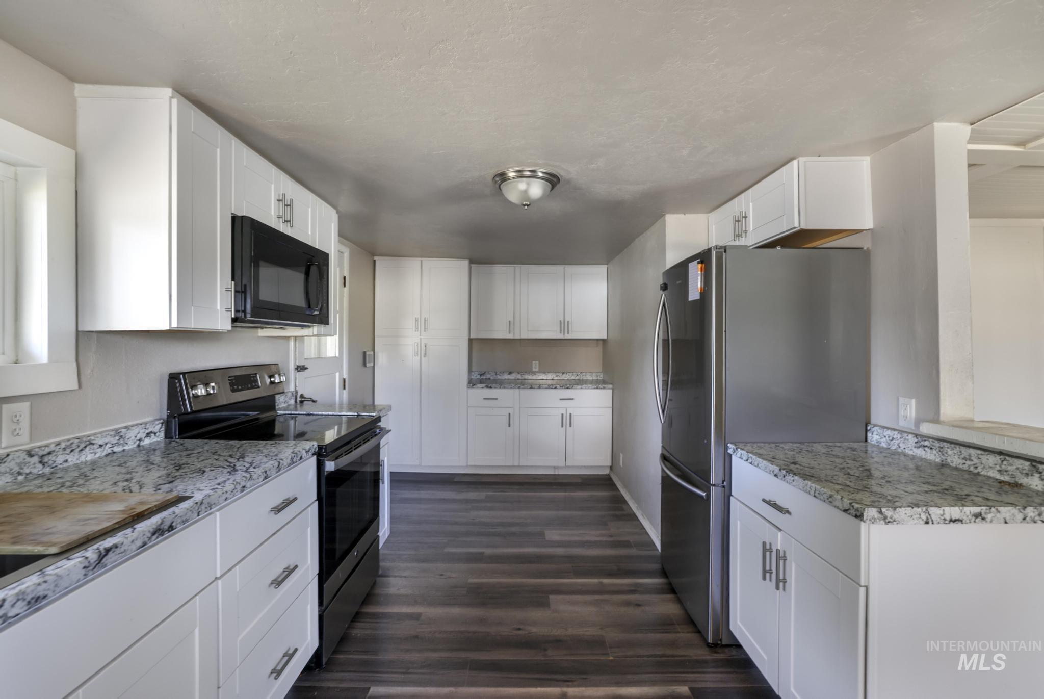 220 Maple Ave W, Hansen, Idaho 83334, 3 Bedrooms, 1 Bathroom, Residential For Sale, Price $269,999,MLS 98966593