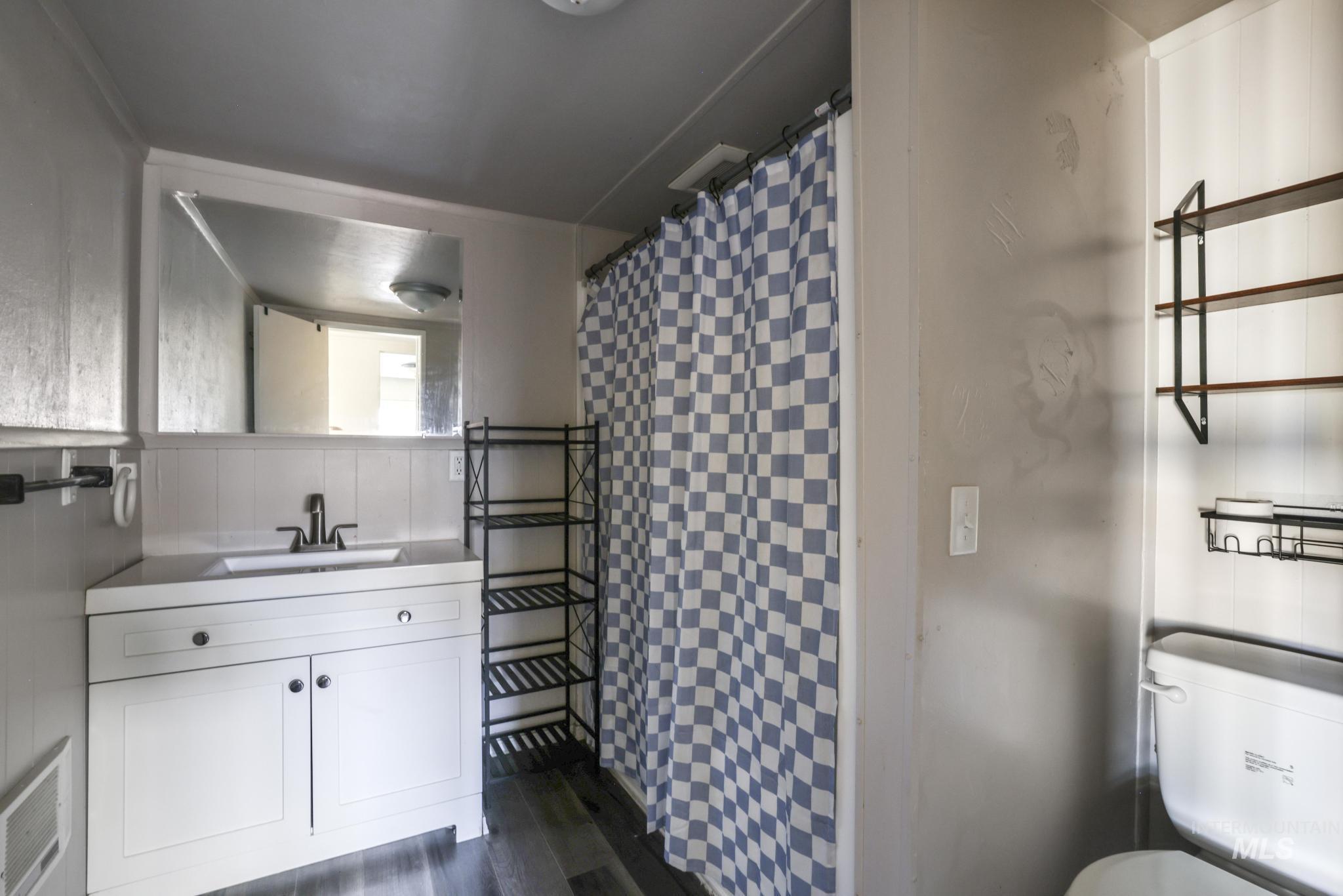 220 Maple Ave W, Hansen, Idaho 83334, 3 Bedrooms, 1 Bathroom, Residential For Sale, Price $269,999,MLS 98966593