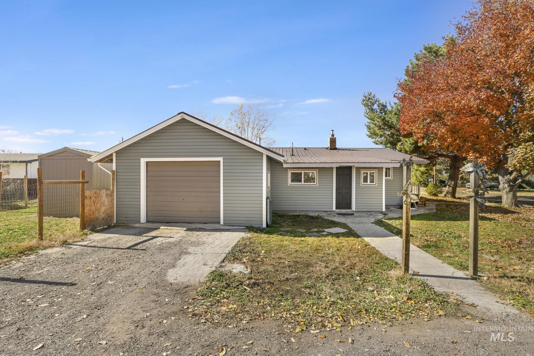 220 Maple Ave W, Hansen, Idaho 83334, 3 Bedrooms, 1 Bathroom, Residential For Sale, Price $269,999,MLS 98966593