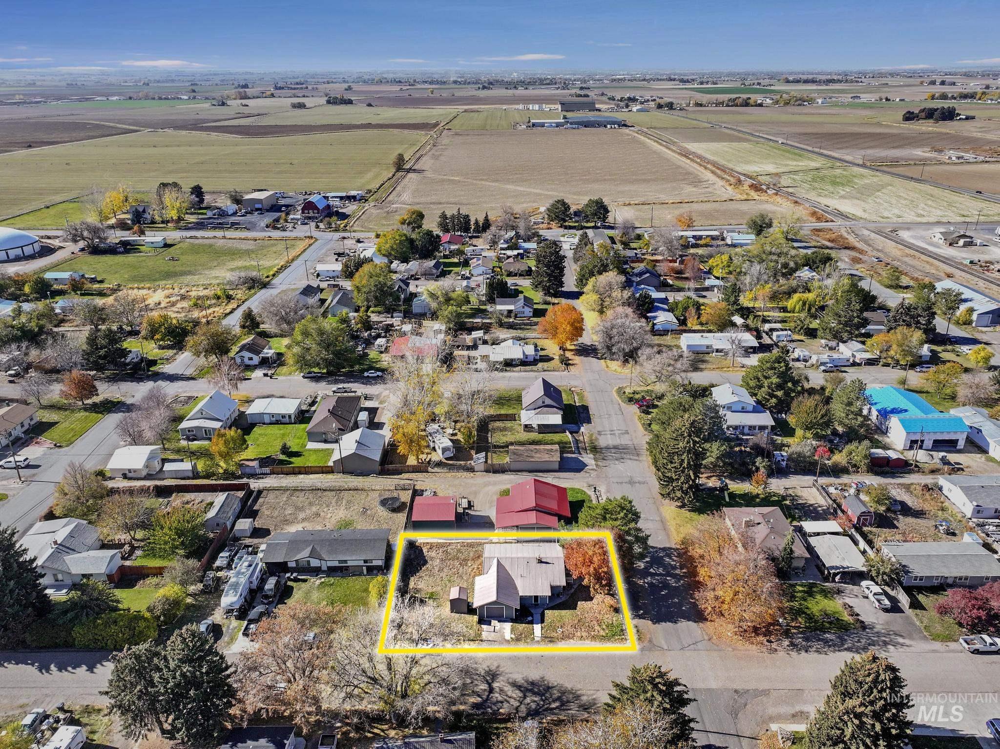 220 Maple Ave W, Hansen, Idaho 83334, 3 Bedrooms, 1 Bathroom, Residential For Sale, Price $269,999,MLS 98966593