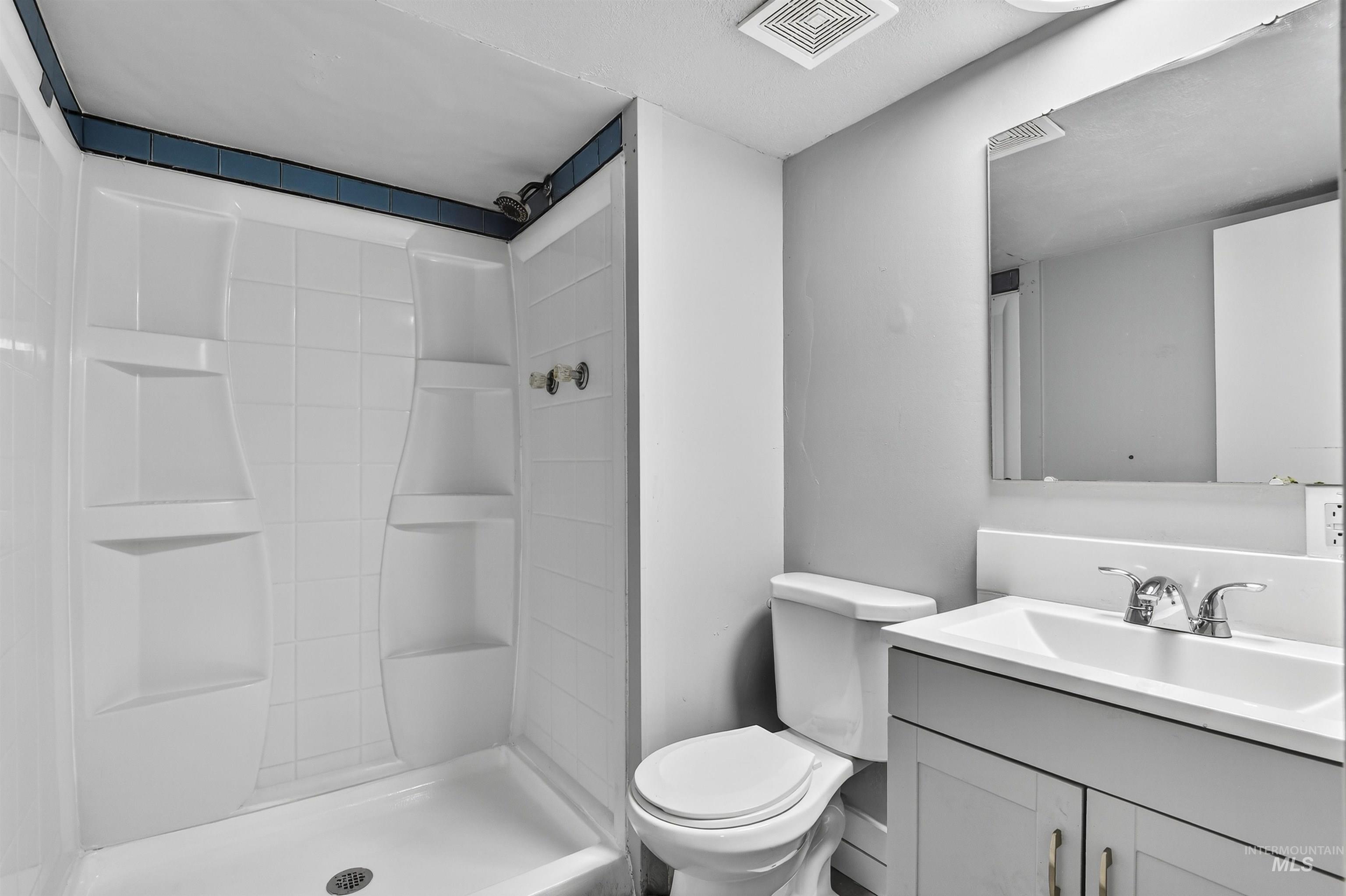 2118 W Targee, Boise, Idaho 83705, 2 Bedrooms, 1 Bathroom, Residential Income For Sale, Price $485,000,MLS 98966597