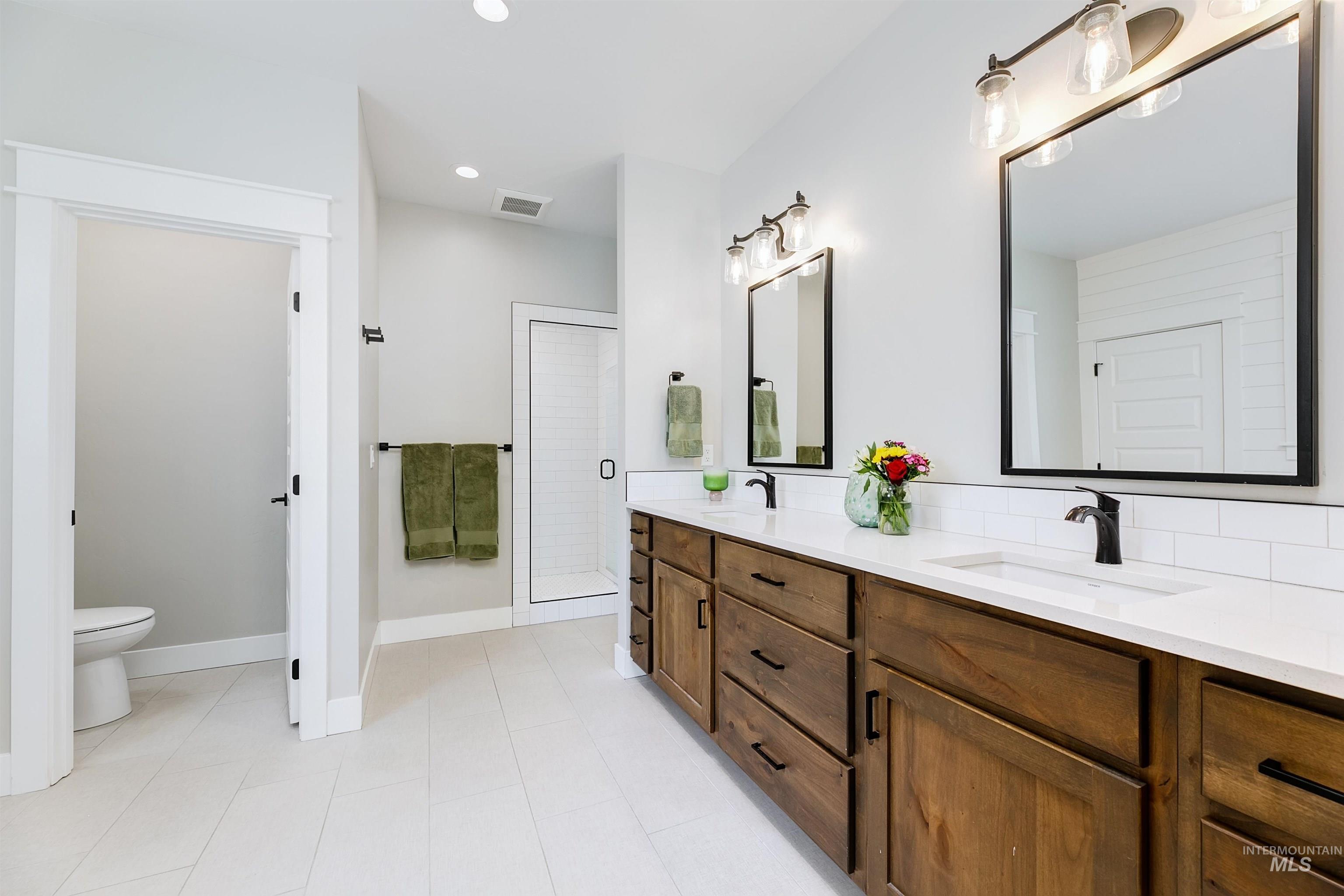 5463 N Exeter Way, Meridian, Idaho 83646, 5 Bedrooms, 2.5 Bathrooms, Residential For Sale, Price $760,000,MLS 98966640