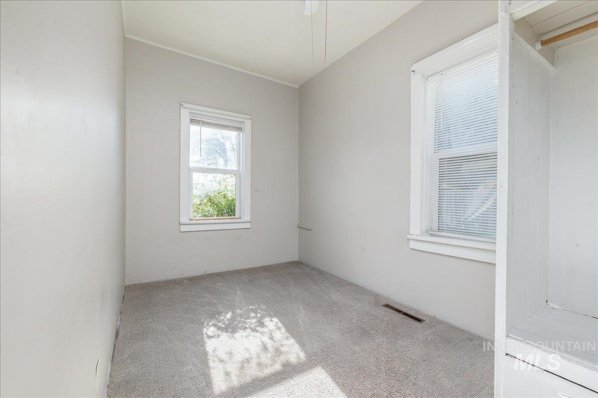 912 E Amity, Nampa, Idaho 83686, 3 Bedrooms, 1 Bathroom, Residential Income For Sale, Price $279,000,MLS 98966662