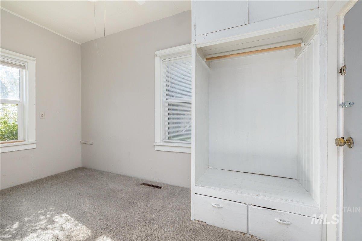 912 E Amity, Nampa, Idaho 83686, 3 Bedrooms, 1 Bathroom, Residential Income For Sale, Price $279,000,MLS 98966662