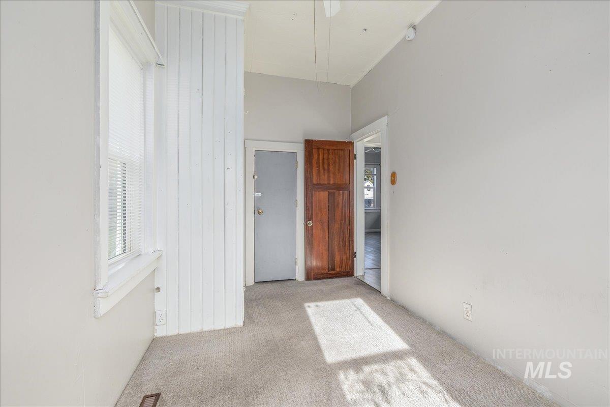 912 E Amity, Nampa, Idaho 83686, 3 Bedrooms, 1 Bathroom, Residential Income For Sale, Price $279,000,MLS 98966662