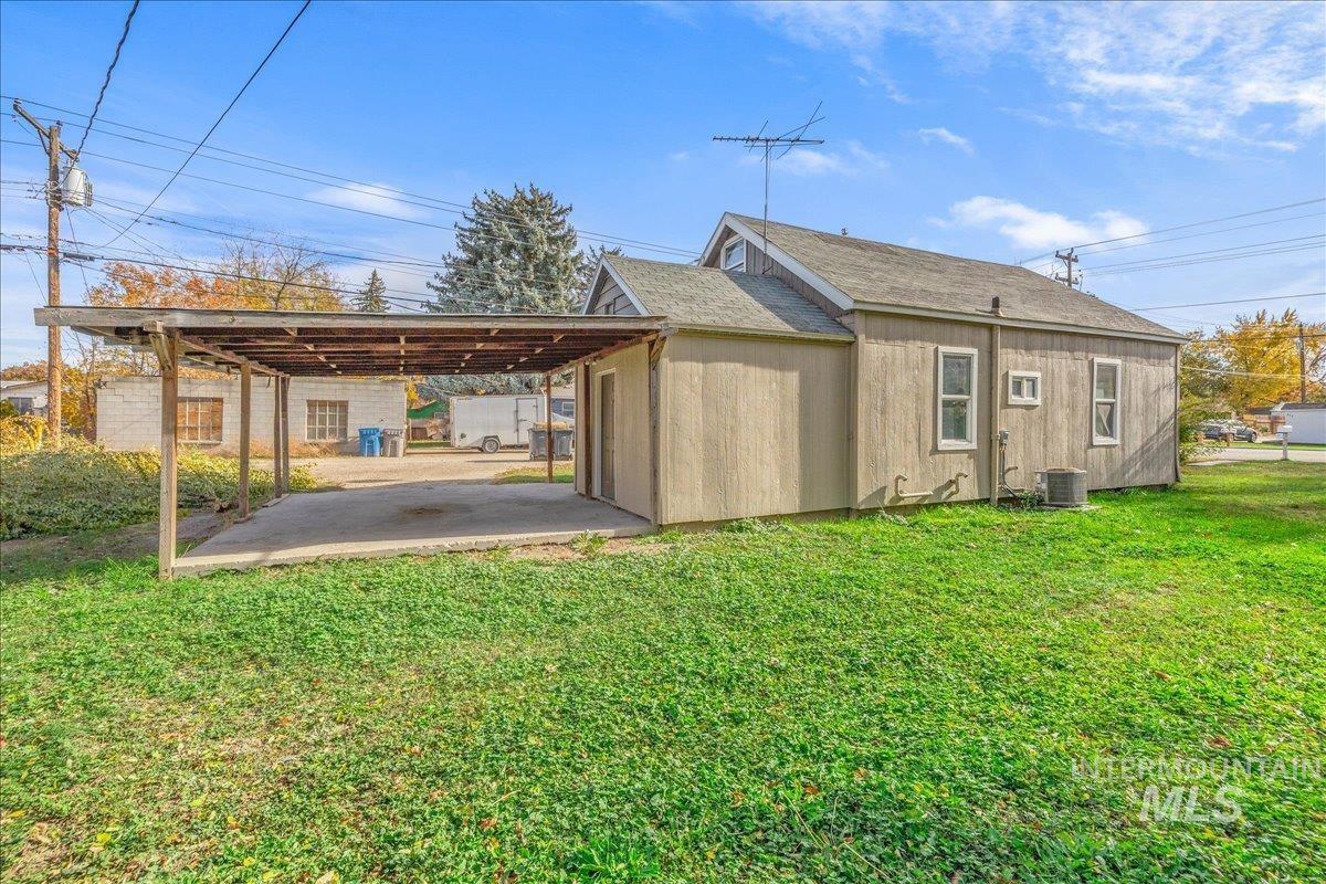 912 E Amity, Nampa, Idaho 83686, 3 Bedrooms, 1 Bathroom, Residential Income For Sale, Price $279,000,MLS 98966662