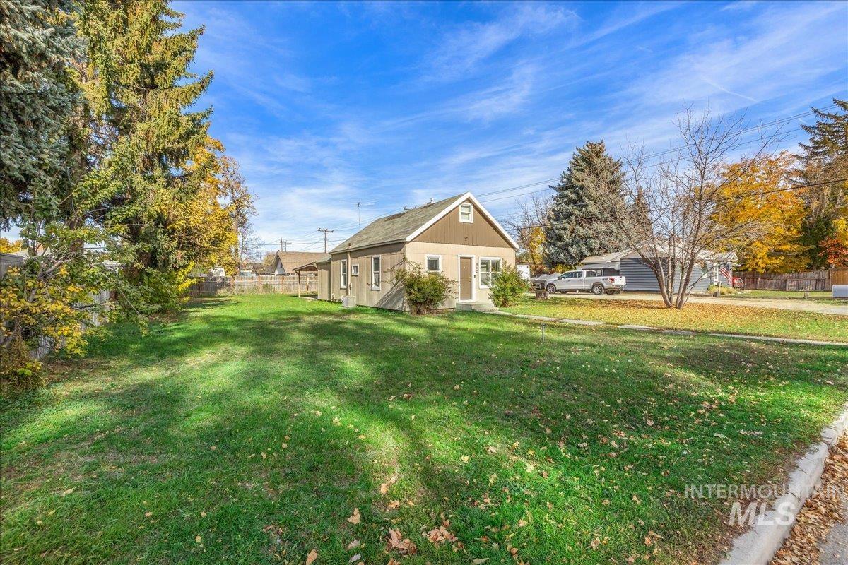 912 E Amity, Nampa, Idaho 83686, 3 Bedrooms, 1 Bathroom, Residential Income For Sale, Price $279,000,MLS 98966662