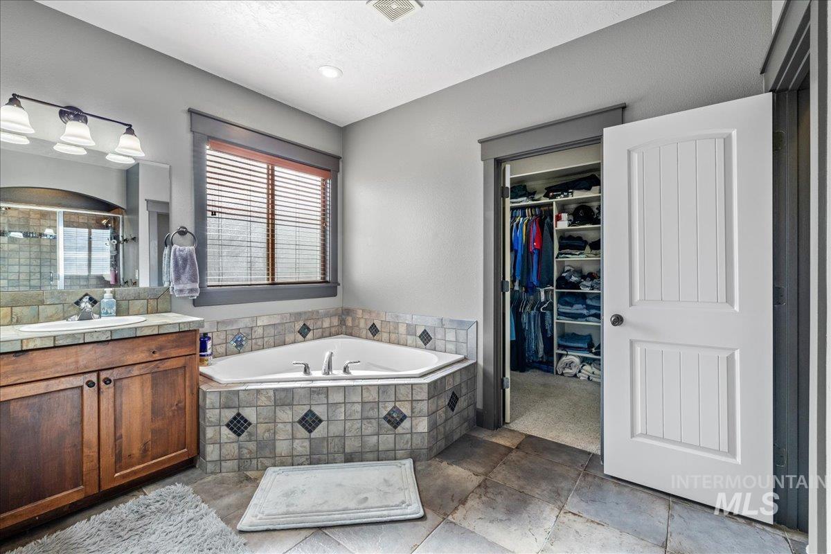 1063 W Hitchcock St, Meridian, Idaho 83646, 6 Bedrooms, 3.5 Bathrooms, Residential For Sale, Price $769,900,MLS 98966680