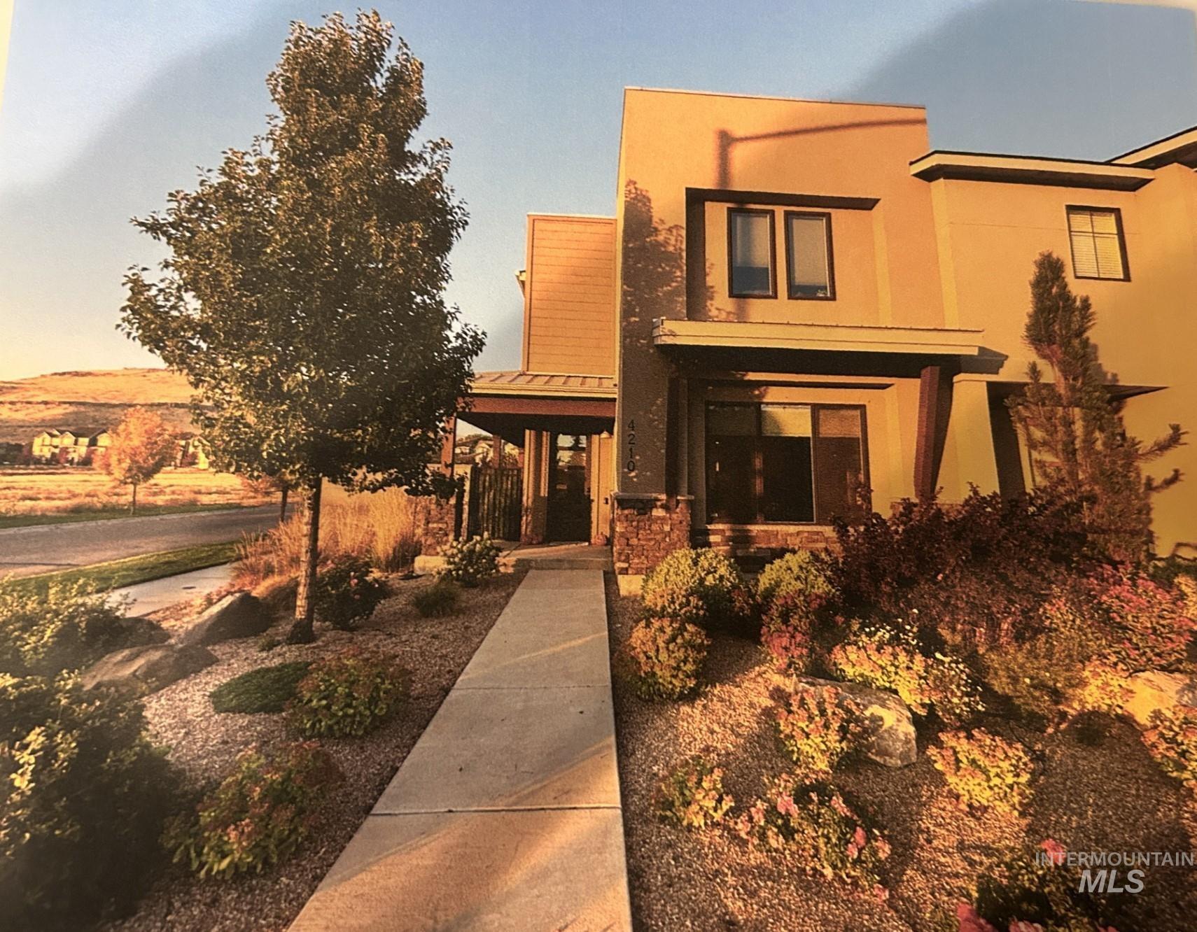 4210 E Parkcenter Boulevard, Boise, Idaho 83716, 3 Bedrooms, 3.5 Bathrooms, Residential For Sale, Price $697,900,MLS 98966688