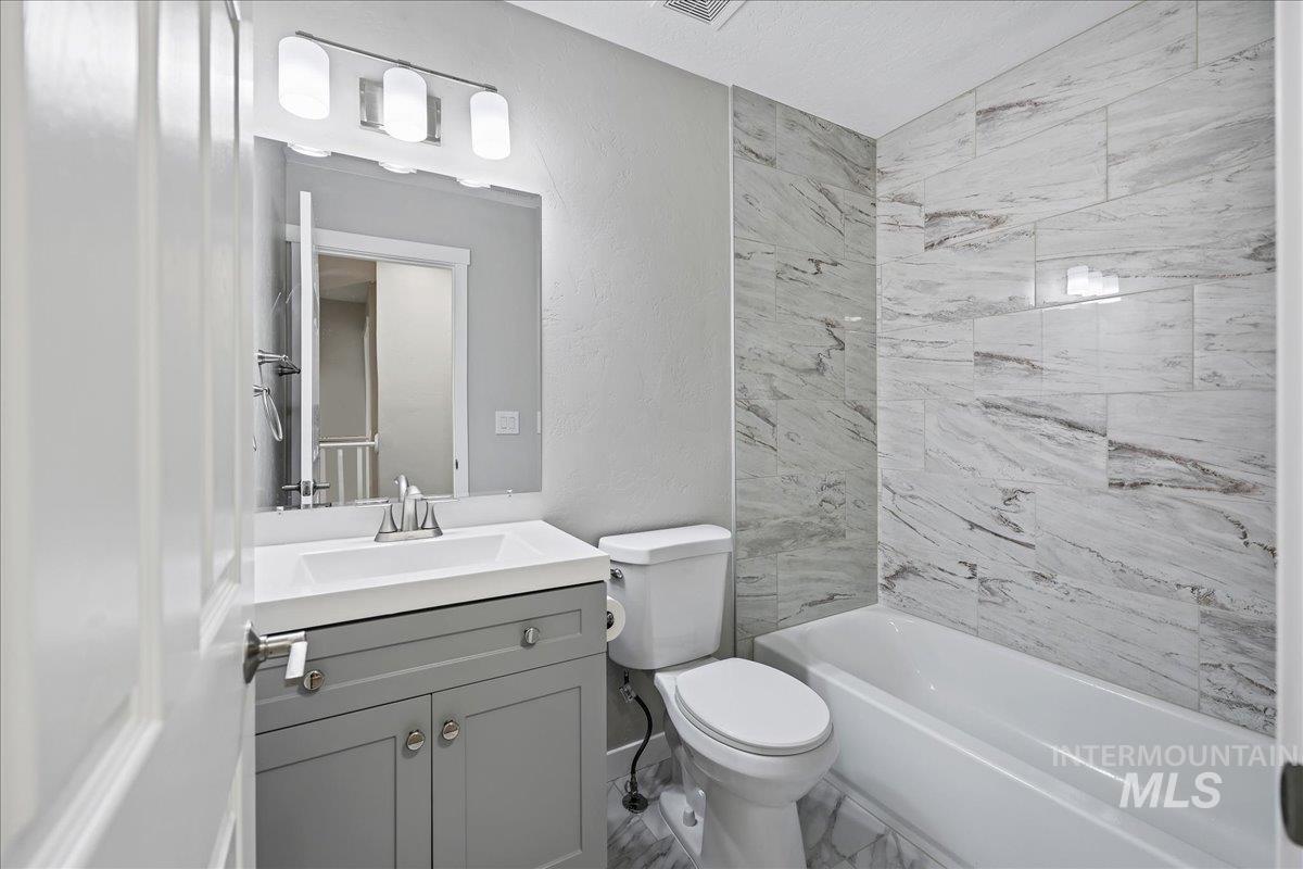 16918 Elsinore Ave, Caldwell, Idaho 83607, 4 Bedrooms, 2.5 Bathrooms, Residential For Sale, Price $389,000,MLS 98966813