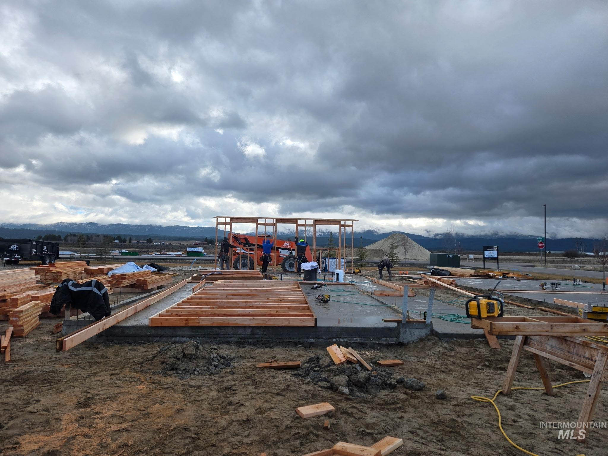 10 North Creek Way, Cascade, Idaho 83611, 3 Bedrooms, 3 Bathrooms, Residential For Sale, Price $549,000,MLS 98966821