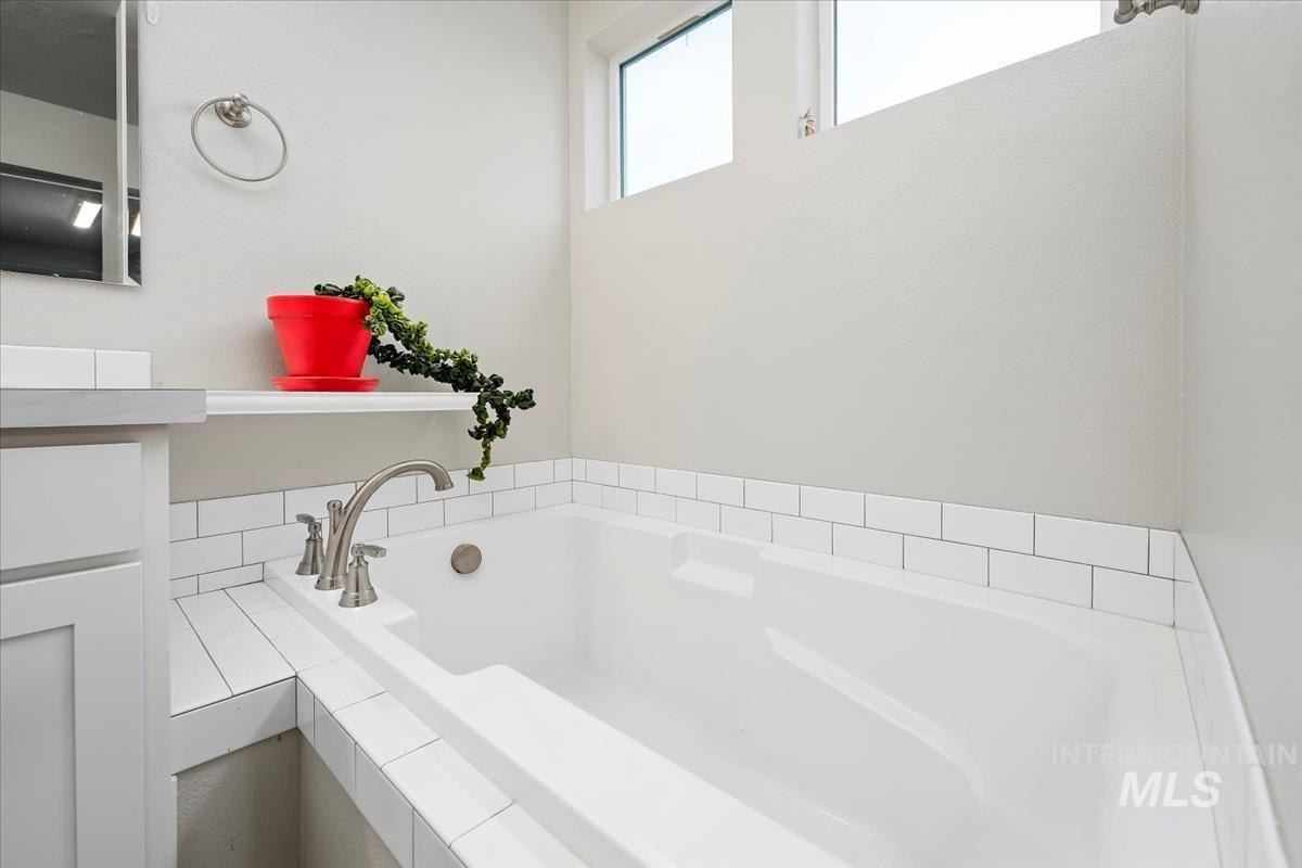 4585 W Everest St, Meridian, Idaho 83646, 5 Bedrooms, 2.5 Bathrooms, Residential For Sale, Price $549,000,MLS 98966828