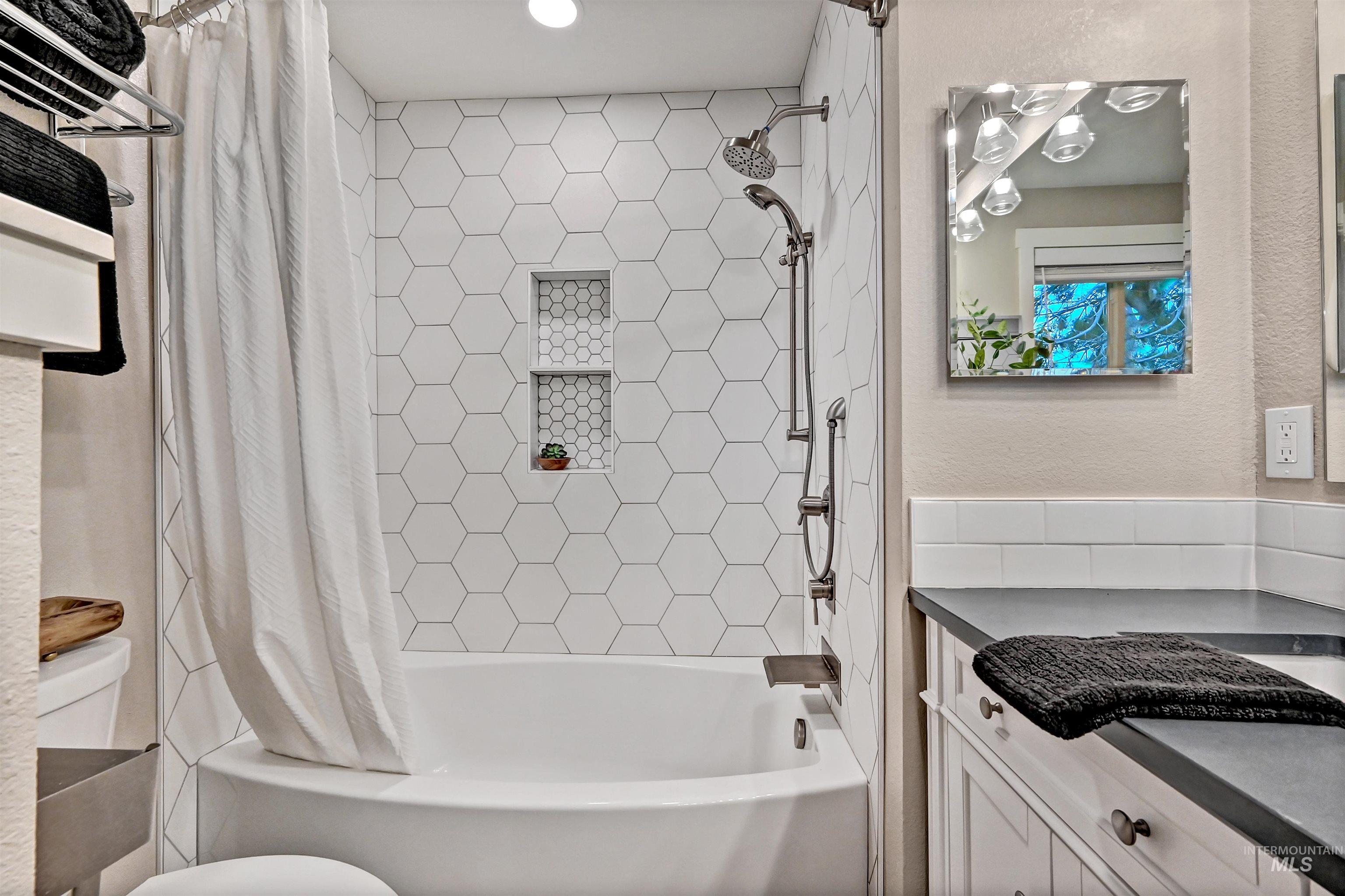 8640 W Brynwood, Boise, Idaho 83704, 5 Bedrooms, 3 Bathrooms, Residential For Sale, Price $635,000,MLS 98966977