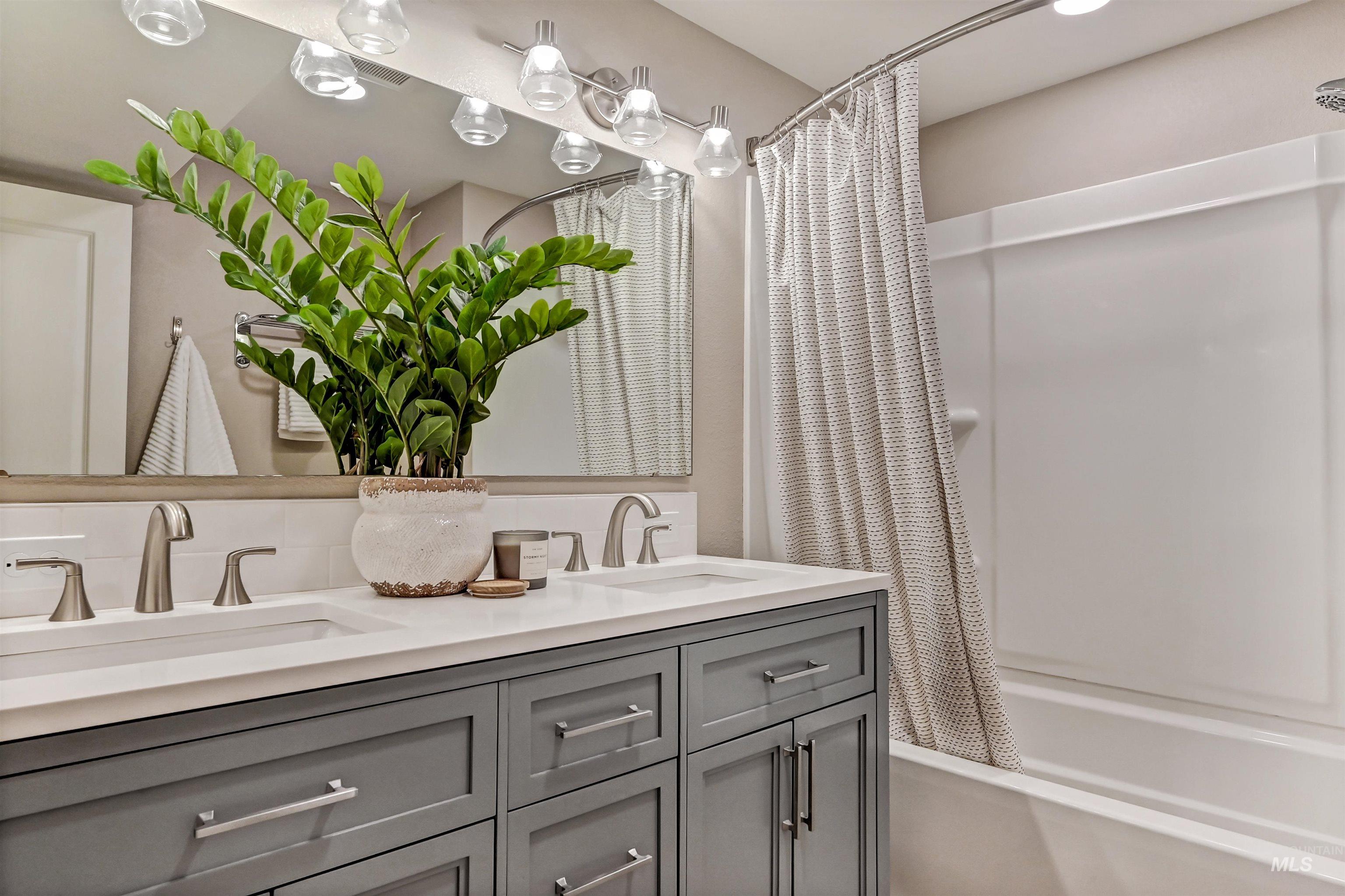 8640 W Brynwood, Boise, Idaho 83704, 5 Bedrooms, 3 Bathrooms, Residential For Sale, Price $635,000,MLS 98966977