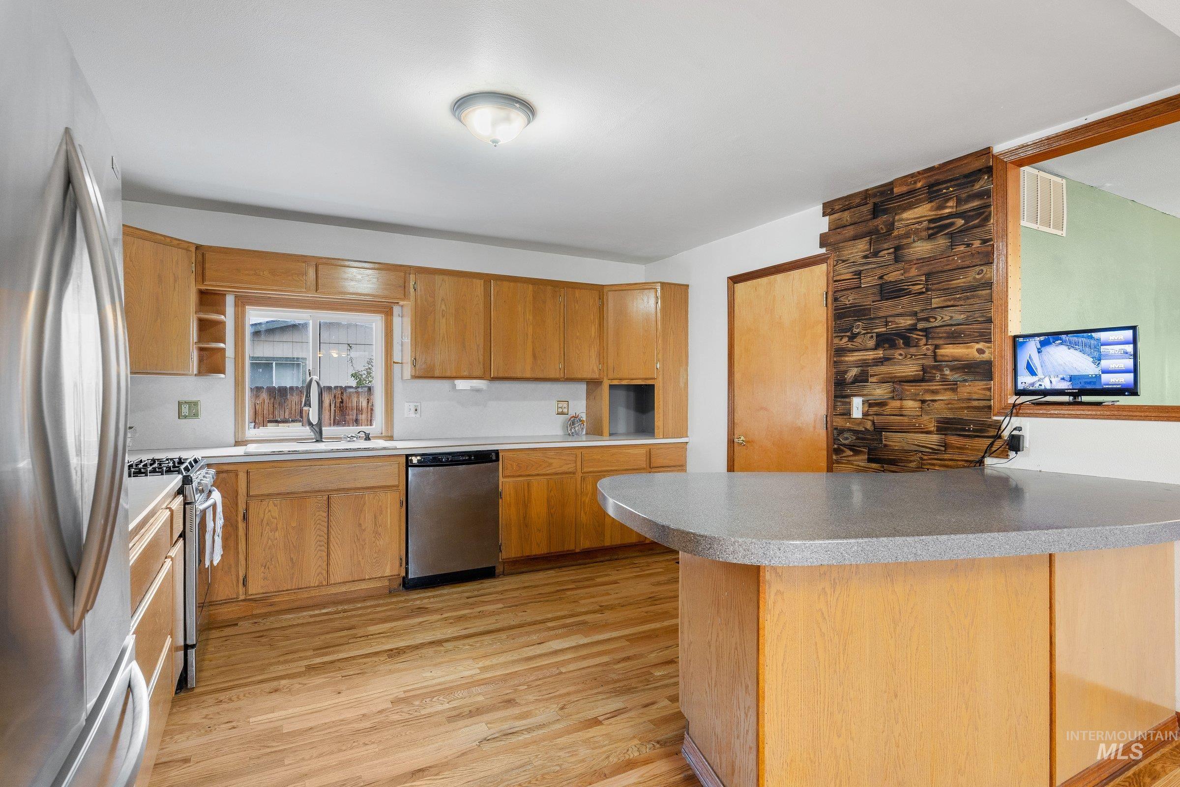 522 E Cleveland, Glenns Ferry, Idaho 83623, 4 Bedrooms, 2.5 Bathrooms, Residential For Sale, Price $369,900,MLS 98966978