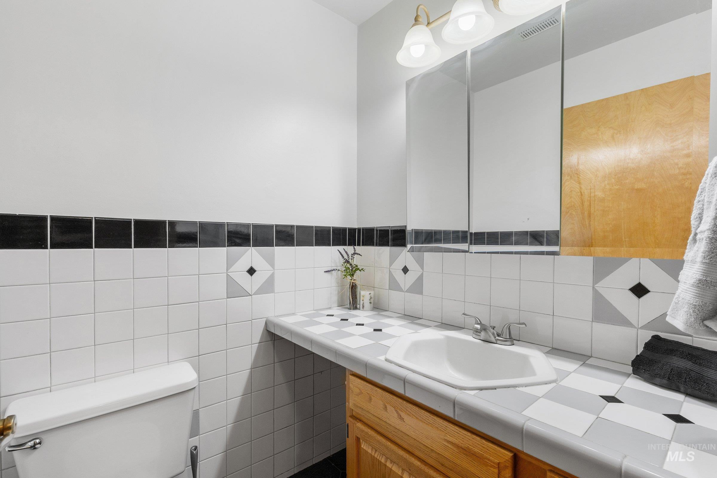 522 E Cleveland, Glenns Ferry, Idaho 83623, 4 Bedrooms, 2.5 Bathrooms, Residential For Sale, Price $369,900,MLS 98966978