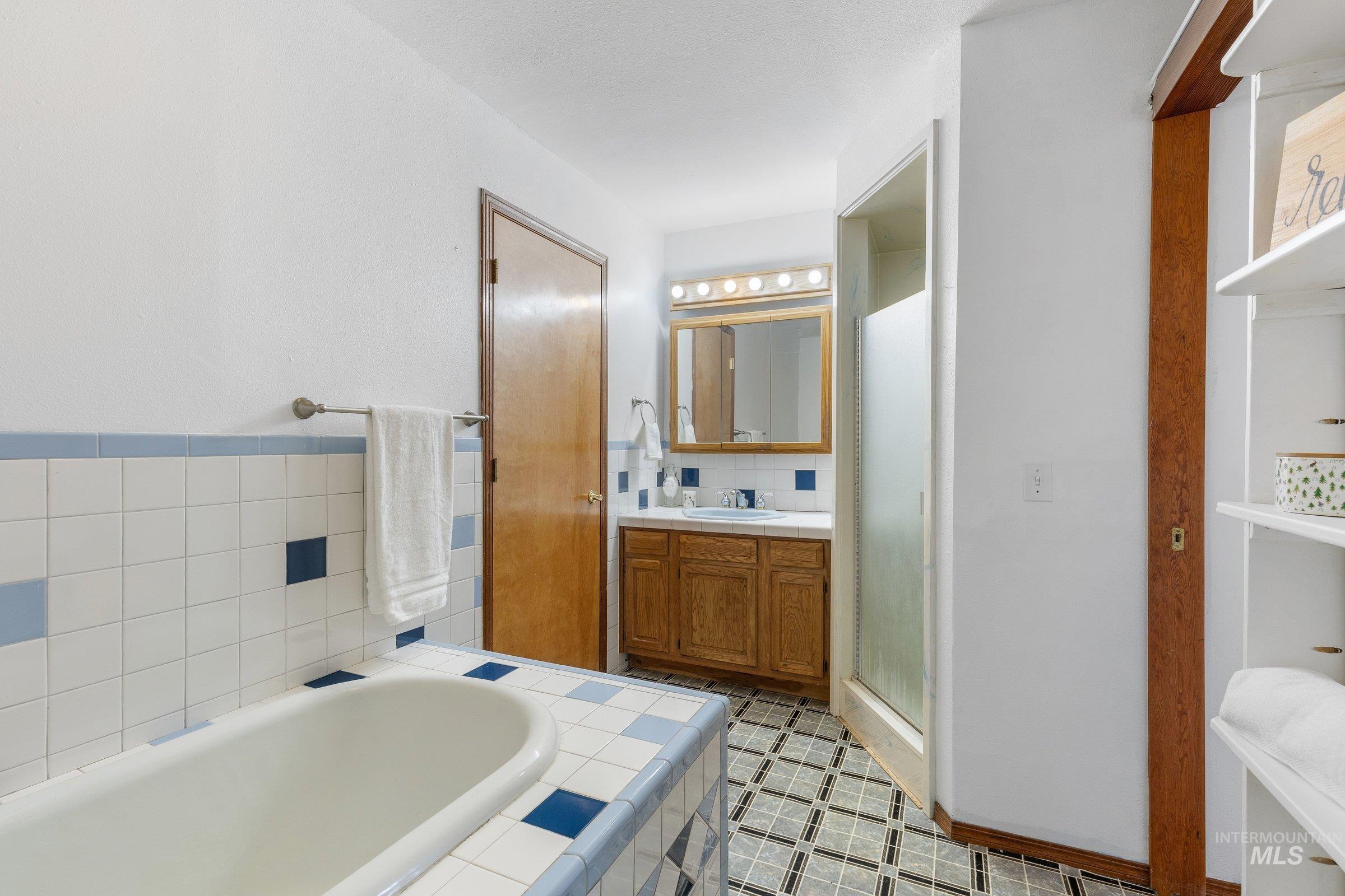 522 E Cleveland, Glenns Ferry, Idaho 83623, 4 Bedrooms, 2.5 Bathrooms, Residential For Sale, Price $369,900,MLS 98966978