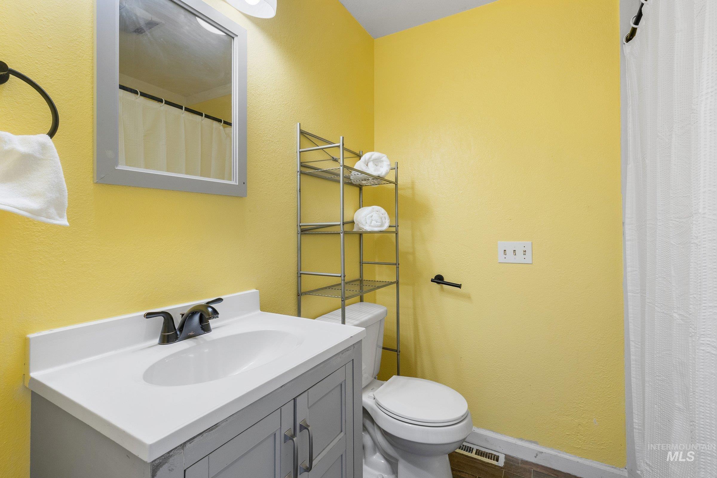 522 E Cleveland, Glenns Ferry, Idaho 83623, 4 Bedrooms, 2.5 Bathrooms, Residential For Sale, Price $369,900,MLS 98966978