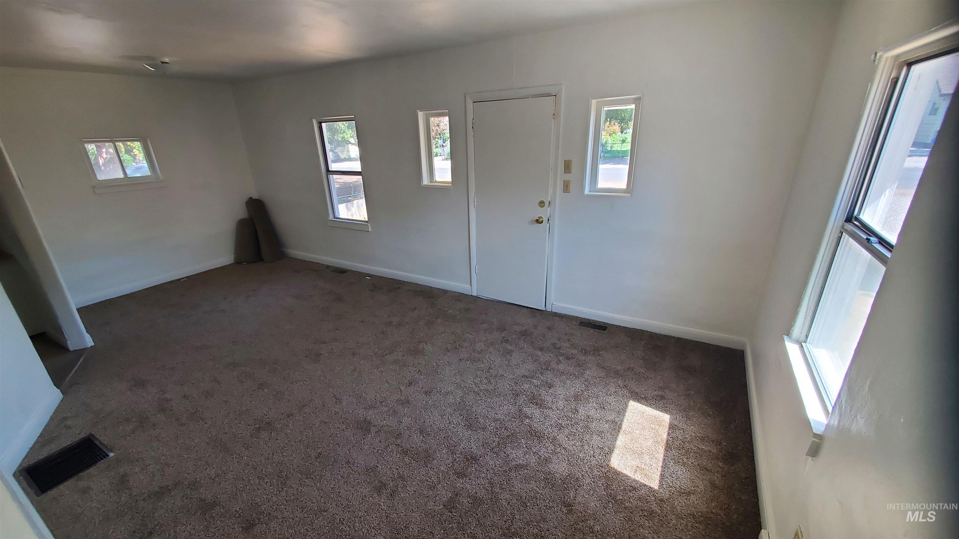 319 Jackson St, Twin Falls, Idaho 83301, 2 Bedrooms, 1 Bathroom, Residential Income For Sale, Price $189,000, 98966981