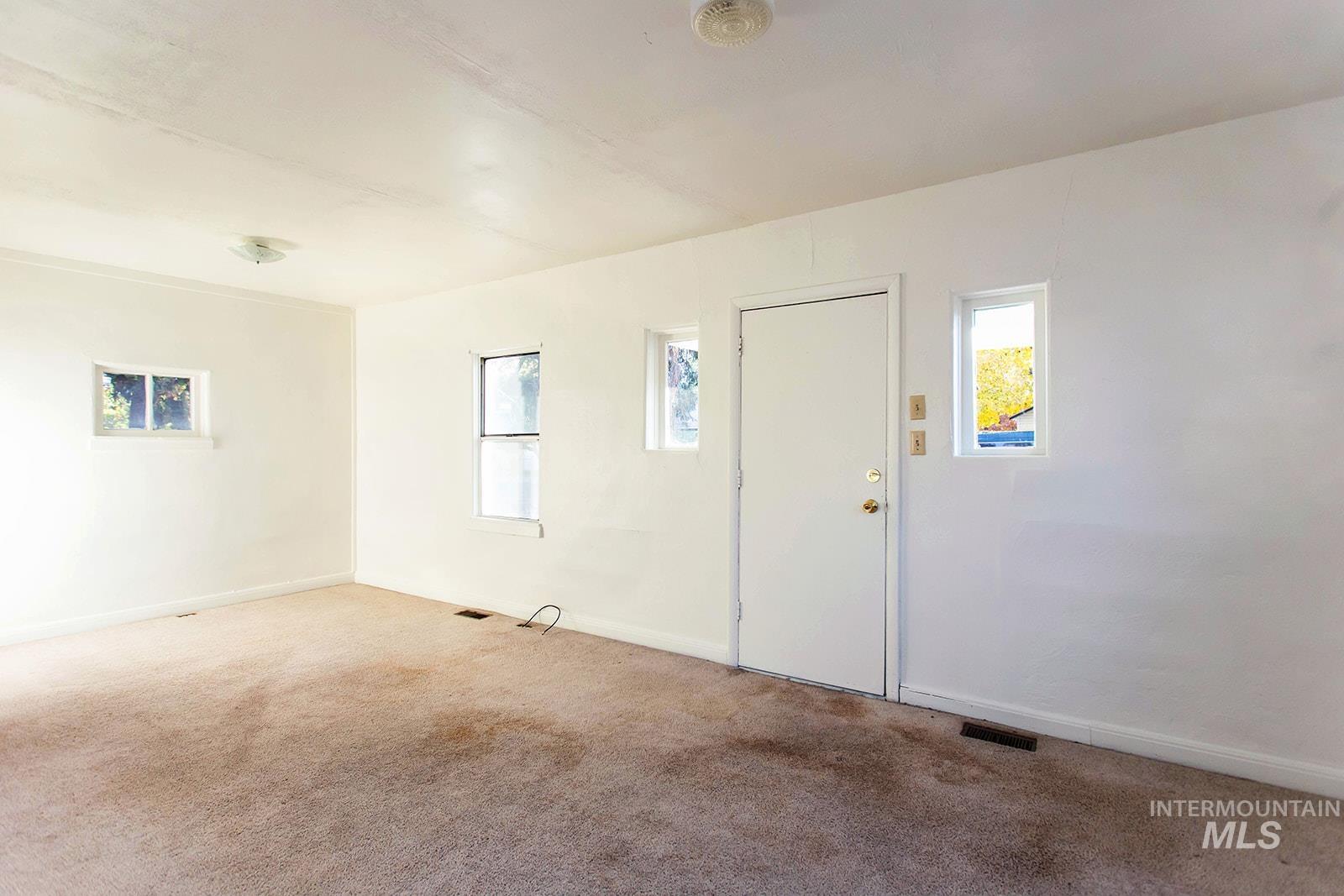 319 Jackson St, Twin Falls, Idaho 83301, 2 Bedrooms, 1 Bathroom, Residential Income For Sale, Price $229,000,MLS 98966981