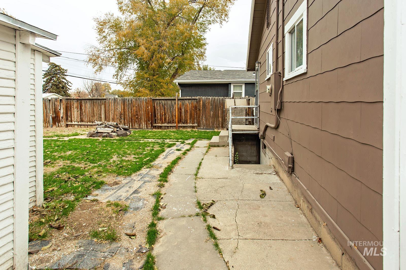 319 Jackson St, Twin Falls, Idaho 83301, 2 Bedrooms, 1 Bathroom, Residential Income For Sale, Price $229,000,MLS 98966981