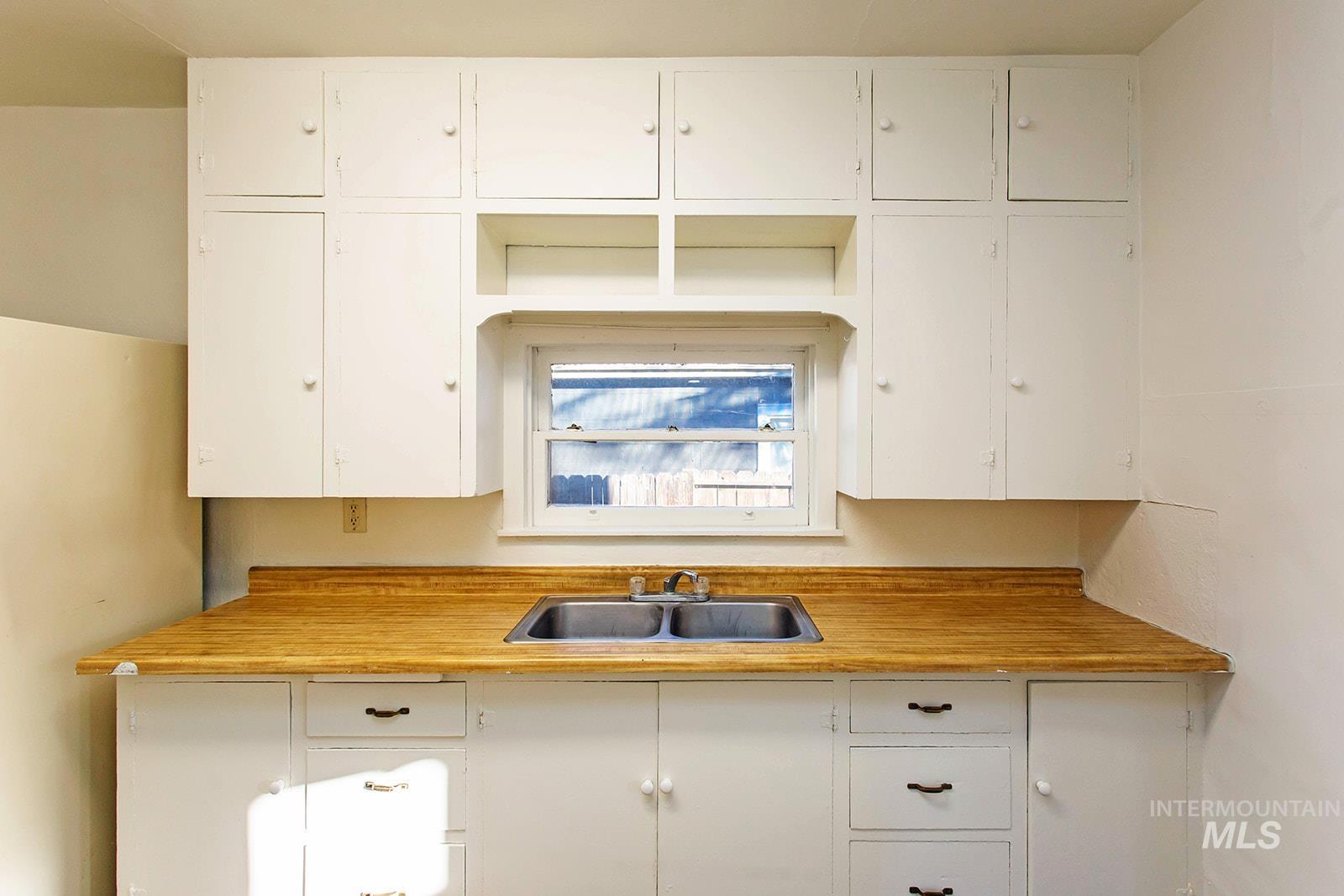 319 Jackson St, Twin Falls, Idaho 83301, 2 Bedrooms, 1 Bathroom, Residential Income For Sale, Price $229,000,MLS 98966981