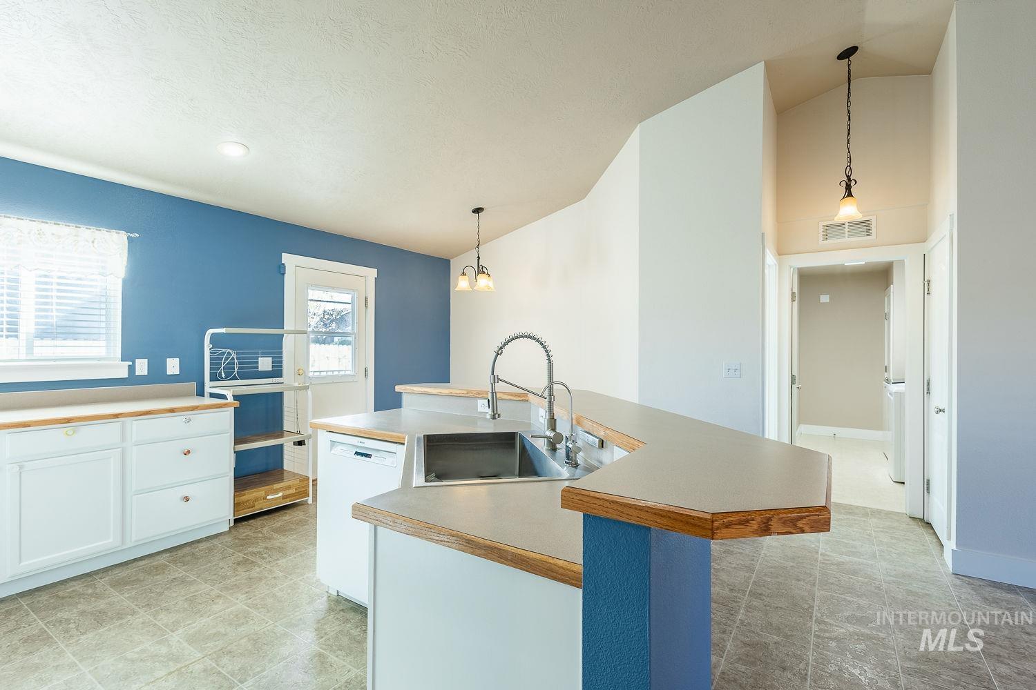 823 Royal St, Caldwell, Idaho 83605, 3 Bedrooms, 2 Bathrooms, Residential For Sale, Price $395,000,MLS 98967030