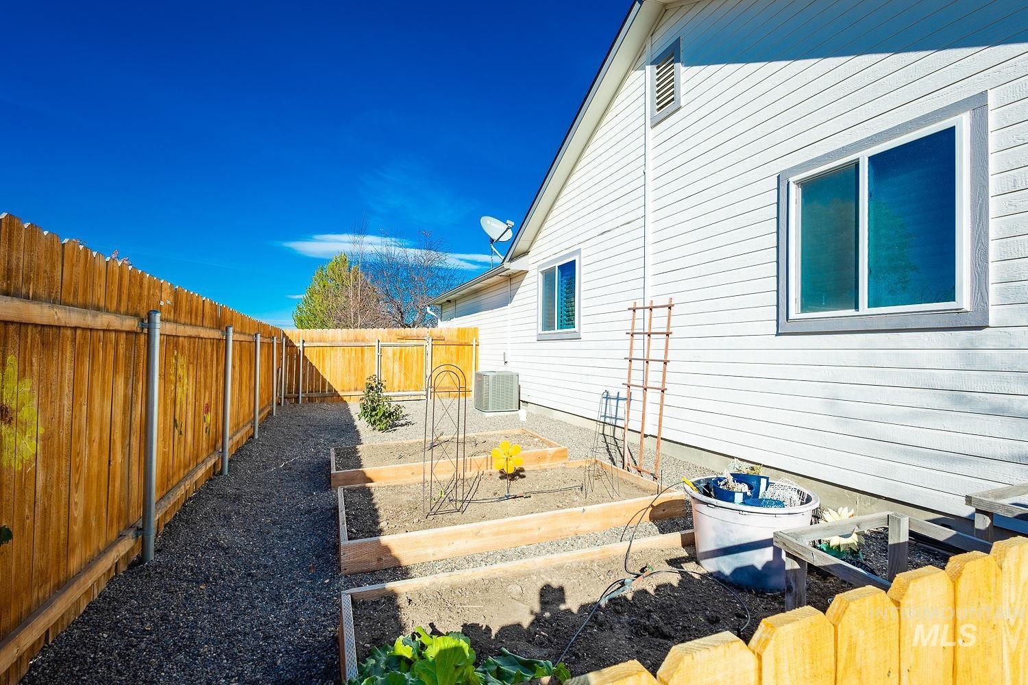 823 Royal St, Caldwell, Idaho 83605, 3 Bedrooms, 2 Bathrooms, Residential For Sale, Price $395,000,MLS 98967030