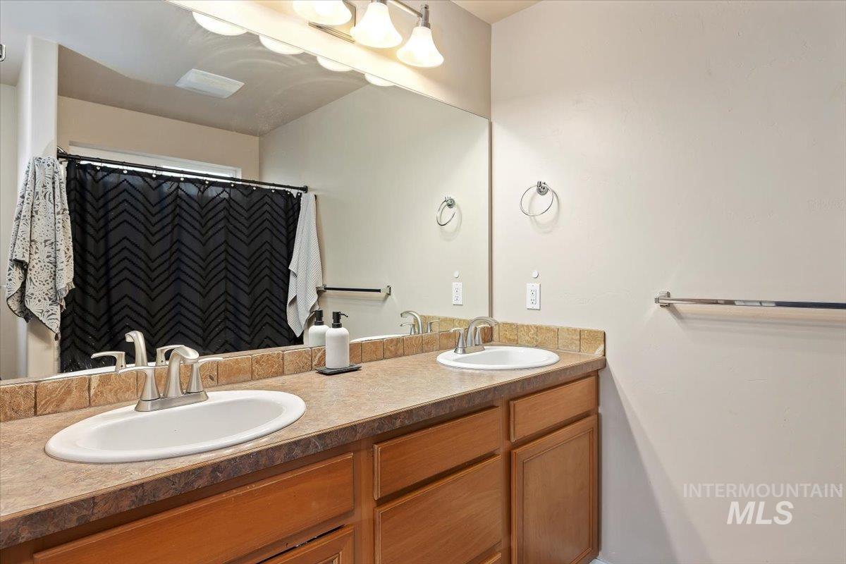 524 Meadowlark Way, Twin Falls, Idaho 83301-6820, 4 Bedrooms, 2 Bathrooms, Residential For Sale, Price $424,900,MLS 98967047