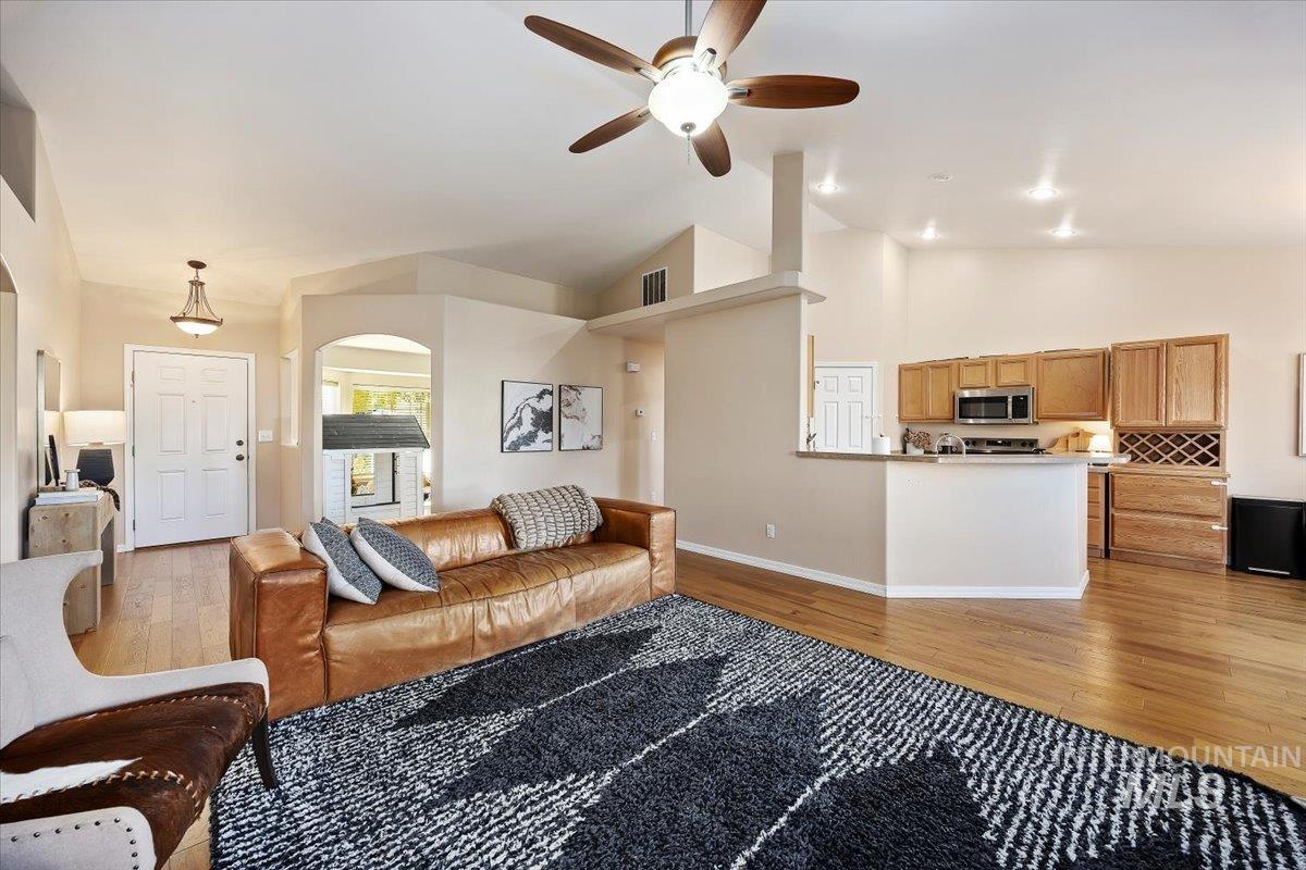 524 Meadowlark Way, Twin Falls, Idaho 83301-6820, 4 Bedrooms, 2 Bathrooms, Residential For Sale, Price $424,900,MLS 98967047