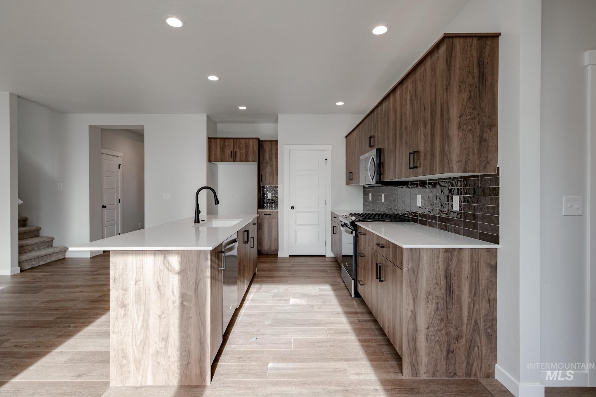 10557 W Teratai St, Star, Idaho 83669, 5 Bedrooms, 2.5 Bathrooms, Residential For Sale, Price $579,990,MLS 98967099