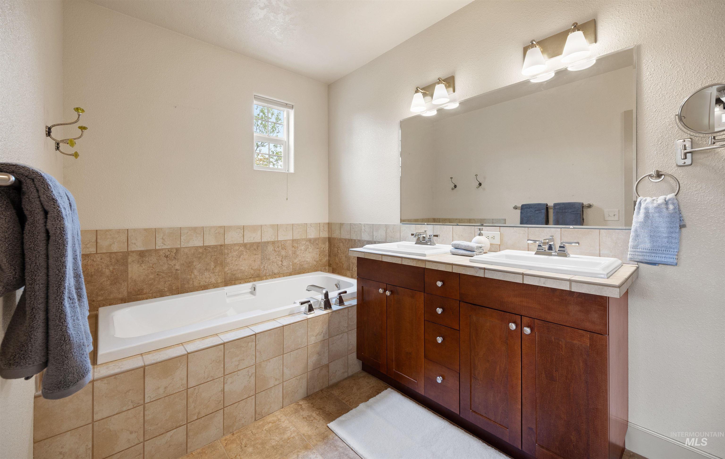 1148 E Winding Creek Dr, Eagle, Idaho 83616, 3 Bedrooms, 2 Bathrooms, Residential For Sale, Price $468,900,MLS 98967113