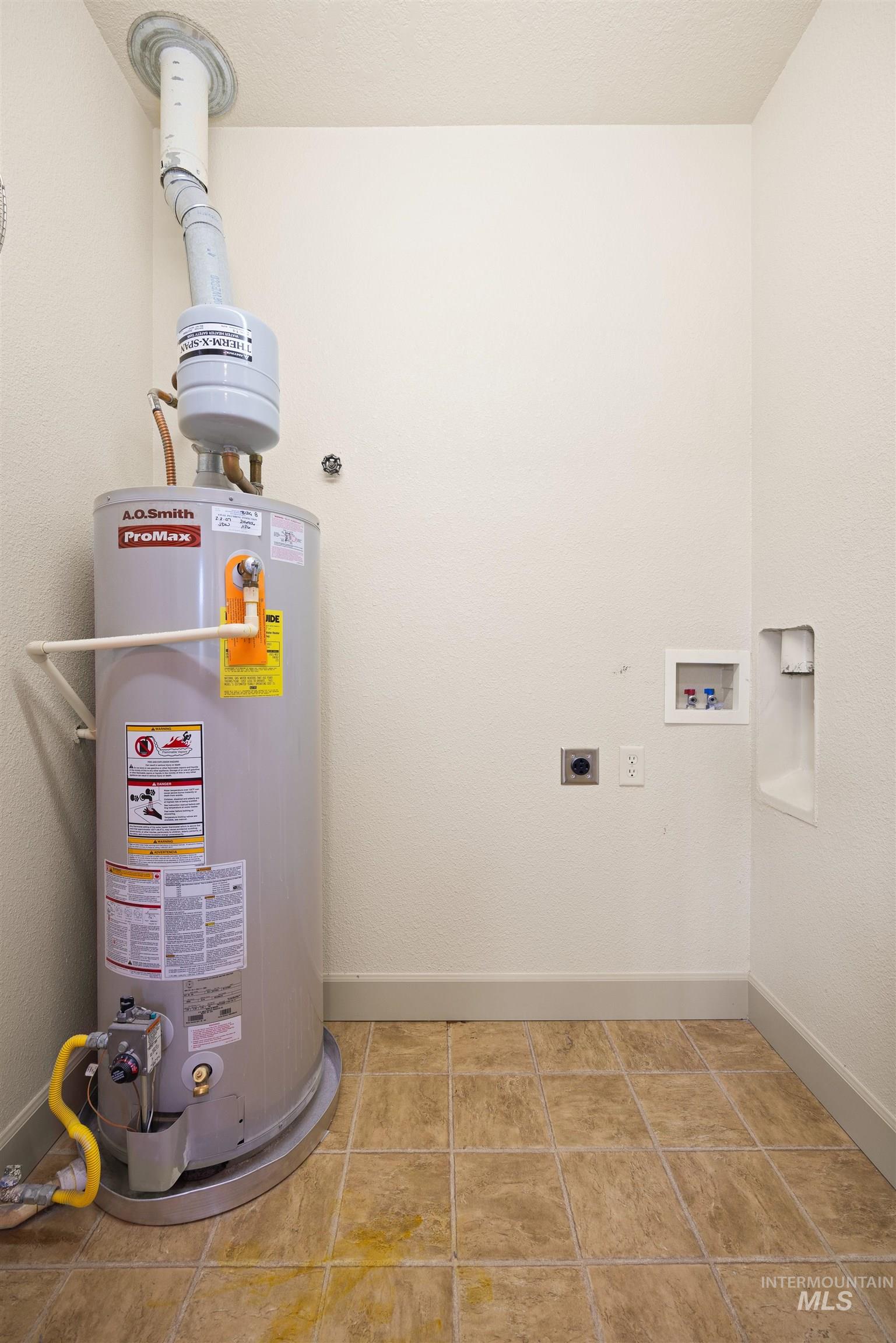 1148 E Winding Creek Dr, Eagle, Idaho 83616, 3 Bedrooms, 2 Bathrooms, Residential For Sale, Price $468,900,MLS 98967113