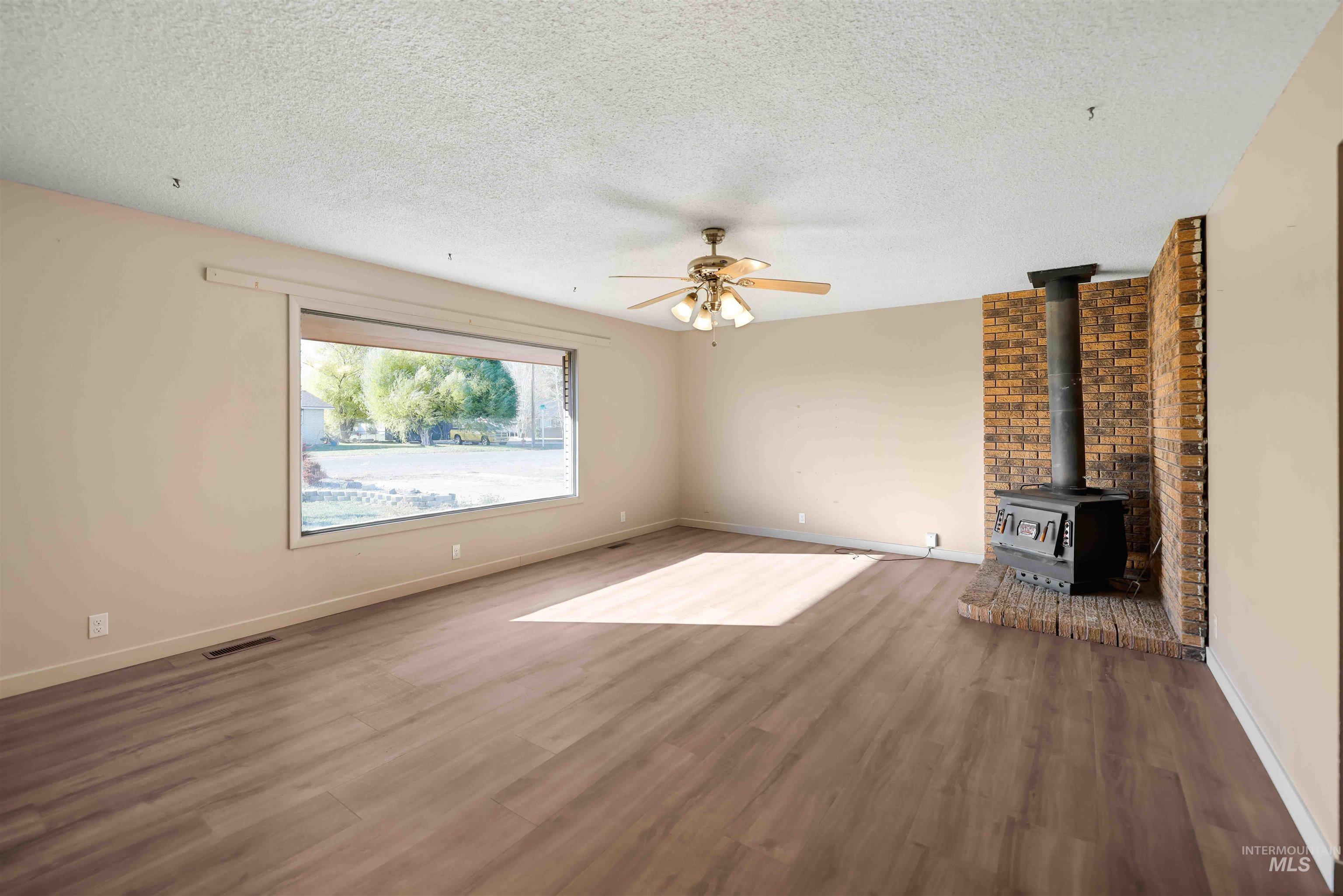 1860 Brockie Ave, Heyburn, Idaho 83336-9998, 3 Bedrooms, 2 Bathrooms, Residential For Sale, Price $359,900,MLS 98967122