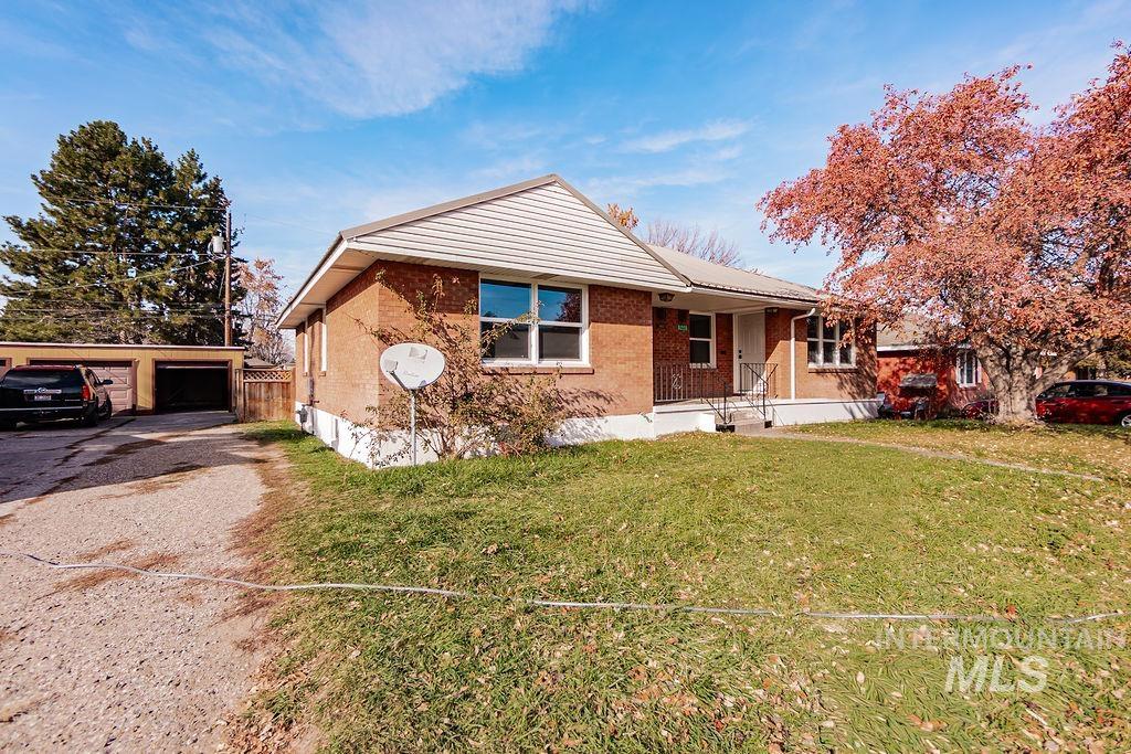 560-562 Tendoy Drive, Idaho Falls, Idaho 83401, 4 Bedrooms, 1 Bathroom, Residential Income For Sale, Price $450,000,MLS 98967177