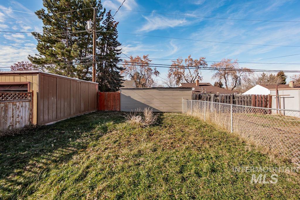 560-562 Tendoy Drive, Idaho Falls, Idaho 83401, 4 Bedrooms, 1 Bathroom, Residential Income For Sale, Price $450,000,MLS 98967177