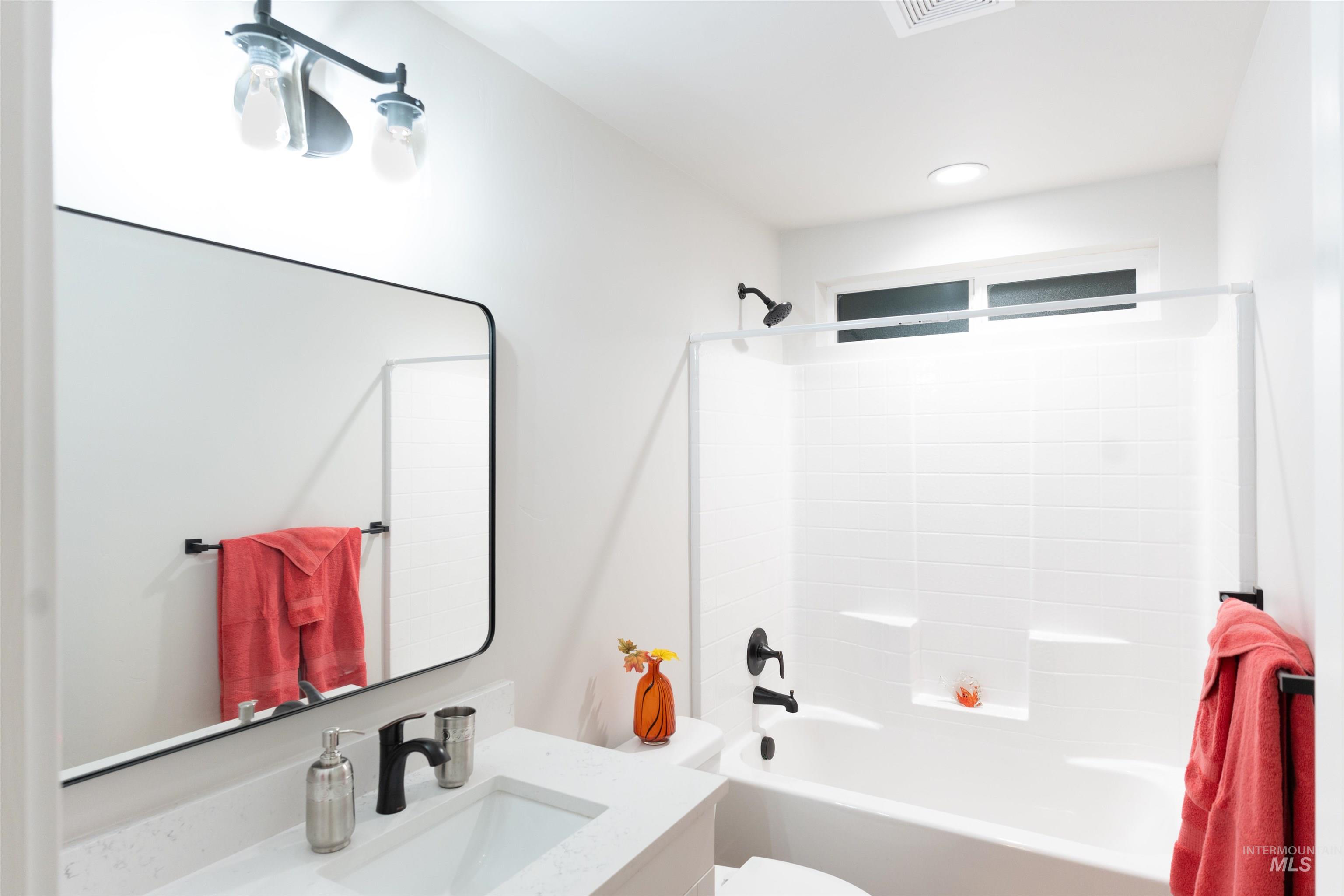 424 Sunny Ln., Nampa, Idaho 83651, 3 Bedrooms, 2.5 Bathrooms, Residential For Sale, Price $364,000,MLS 98967234