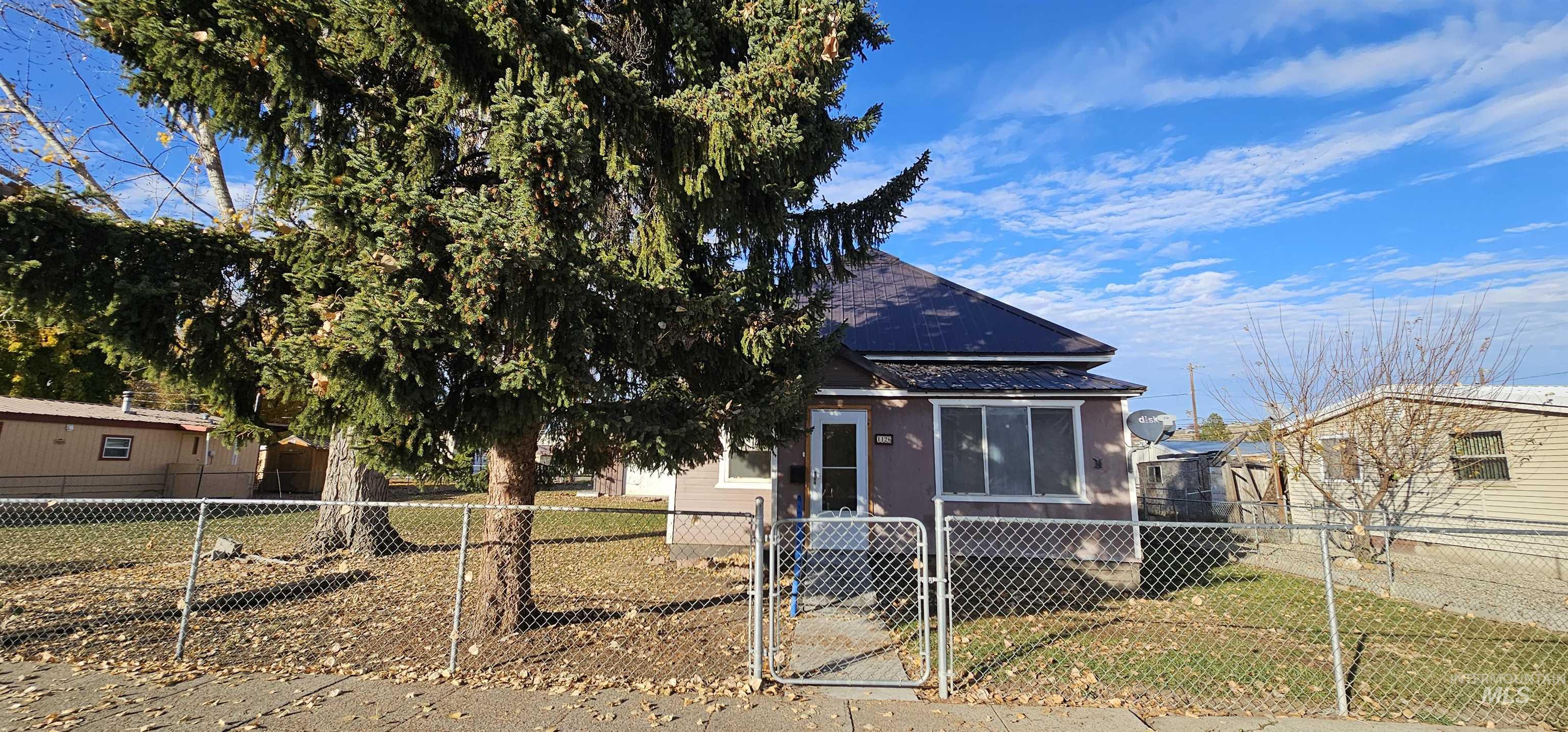 1126 E Main Street, Weiser, Idaho 83672, 2 Bedrooms, 1 Bathroom, Residential For Sale, Price $250,000,MLS 98967251