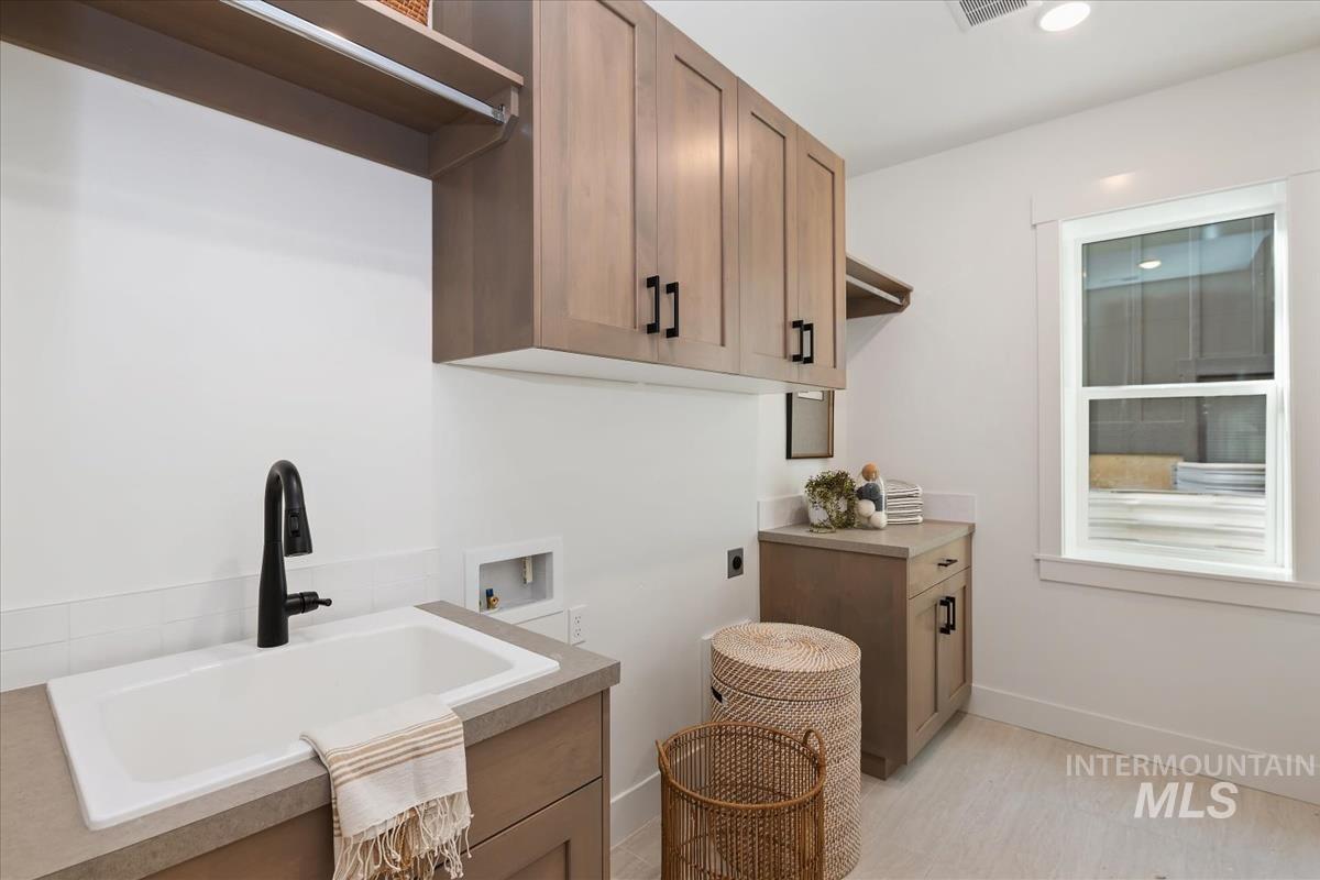 3527 E Warm Springs Ave, Boise, Idaho 83716, 3 Bedrooms, 2.5 Bathrooms, Residential For Sale, Price $889,900,MLS 98967282