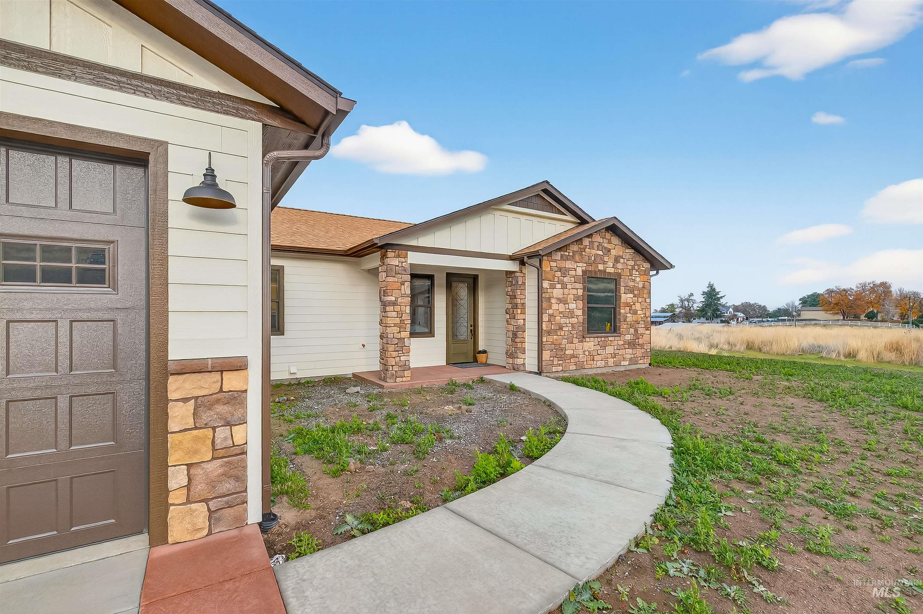 1664 Bennett Hill Dr., Clarkston, Washington 99403, 3 Bedrooms, 2 Bathrooms, Residential For Sale, Price $529,000,MLS 98967391