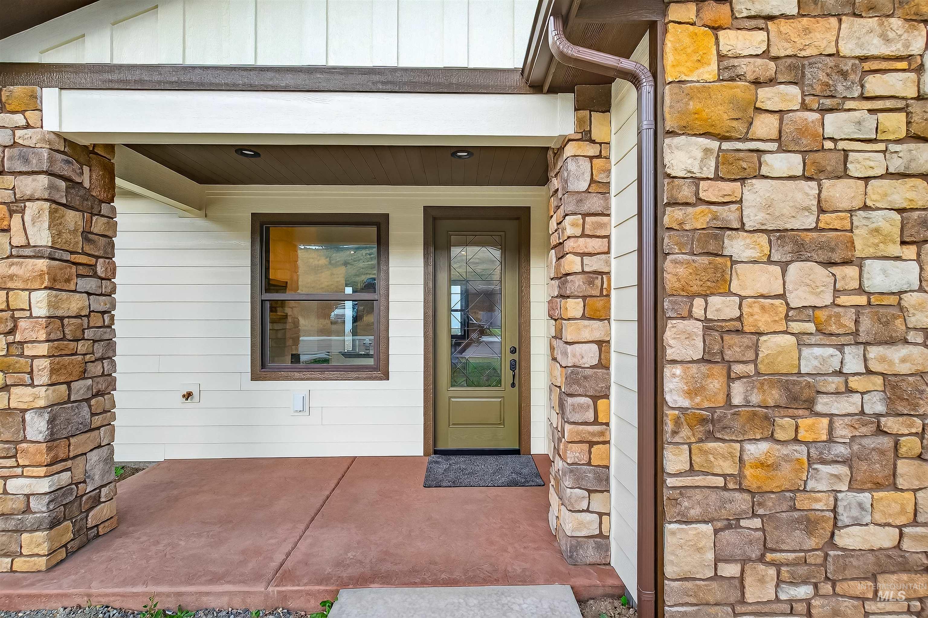 1664 Bennett Hill Dr., Clarkston, Washington 99403, 3 Bedrooms, 2 Bathrooms, Residential For Sale, Price $529,000,MLS 98967391