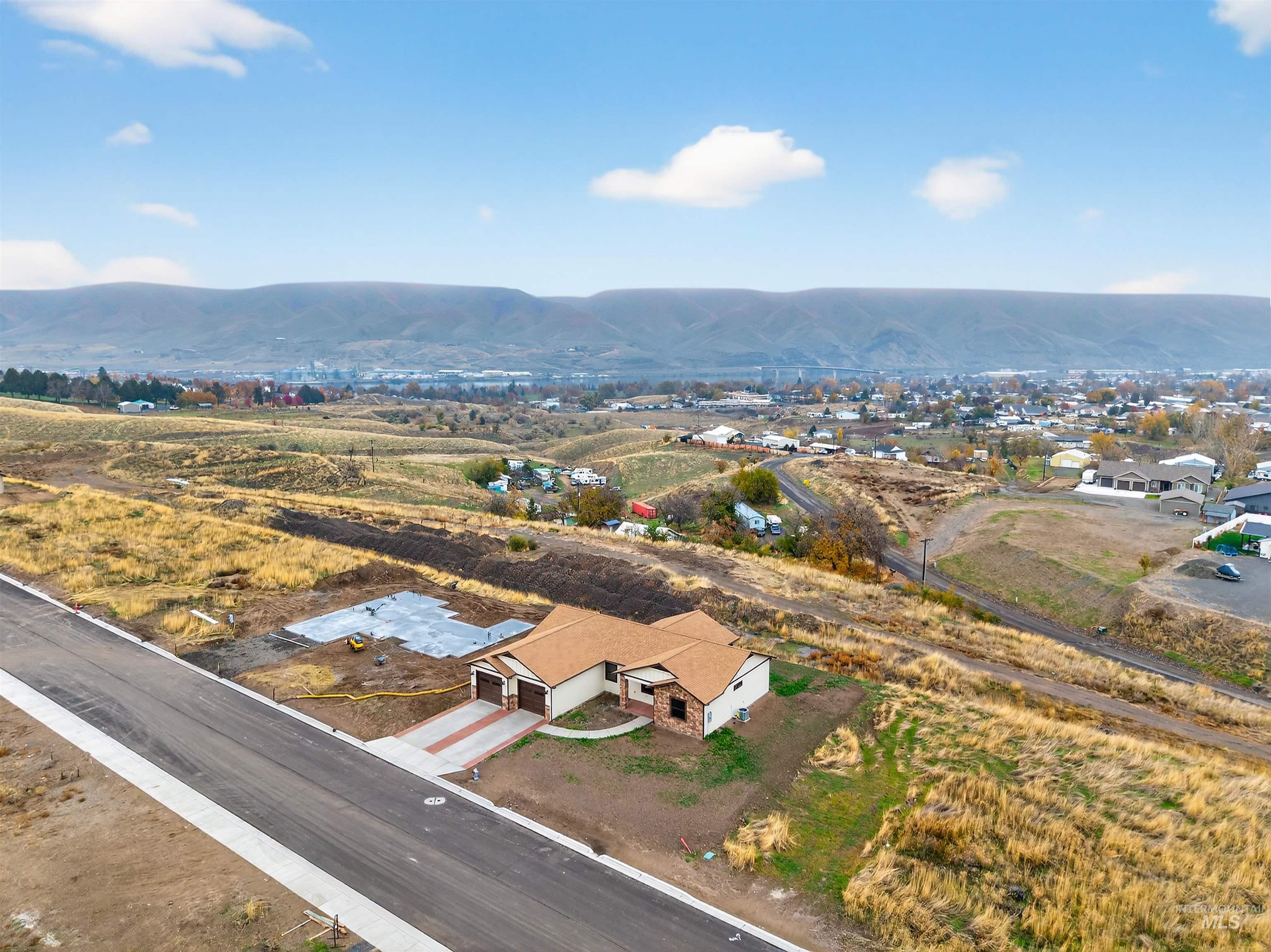 1664 Bennett Hill Dr., Clarkston, Washington 99403, 3 Bedrooms, 2 Bathrooms, Residential For Sale, Price $529,000,MLS 98967391